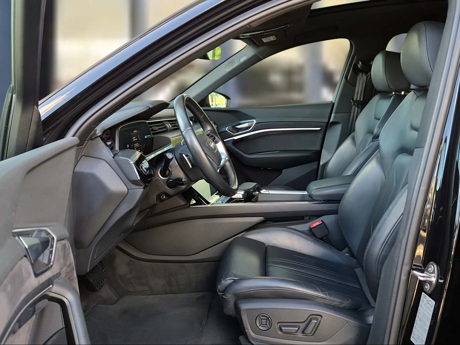 AUDI e-tron 55 Advanced quattro Mythosschwar Metallic-image-8