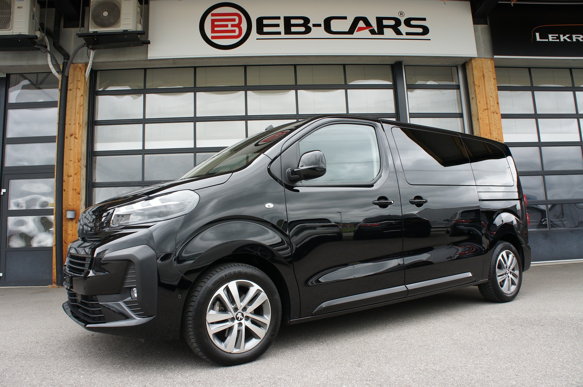 PEUGEOT Traveller 2.0 BlueHDi Business Standard EAT8-image-0