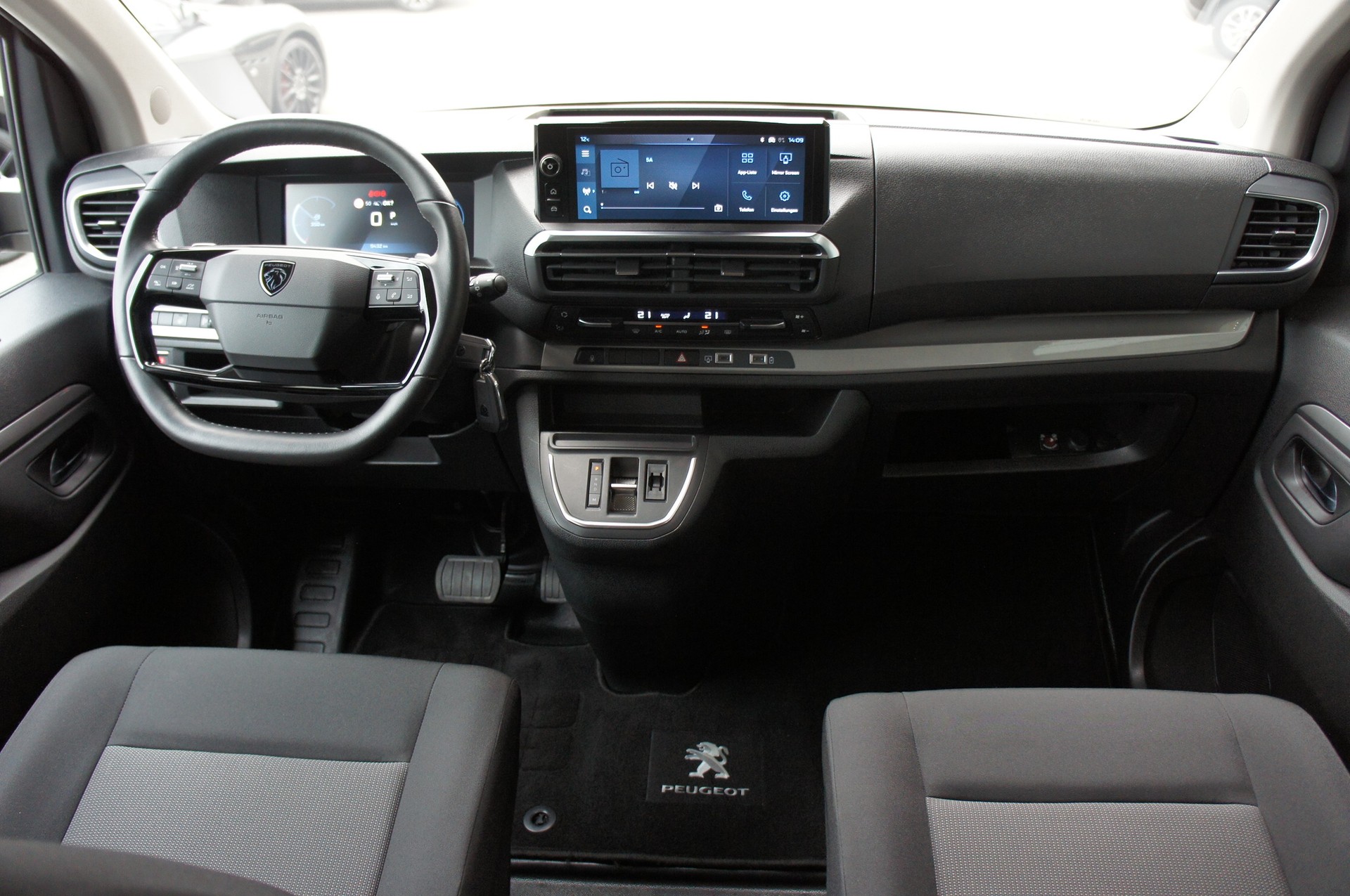 PEUGEOT Traveller 2.0 BlueHDi Business Standard EAT8-image-12
