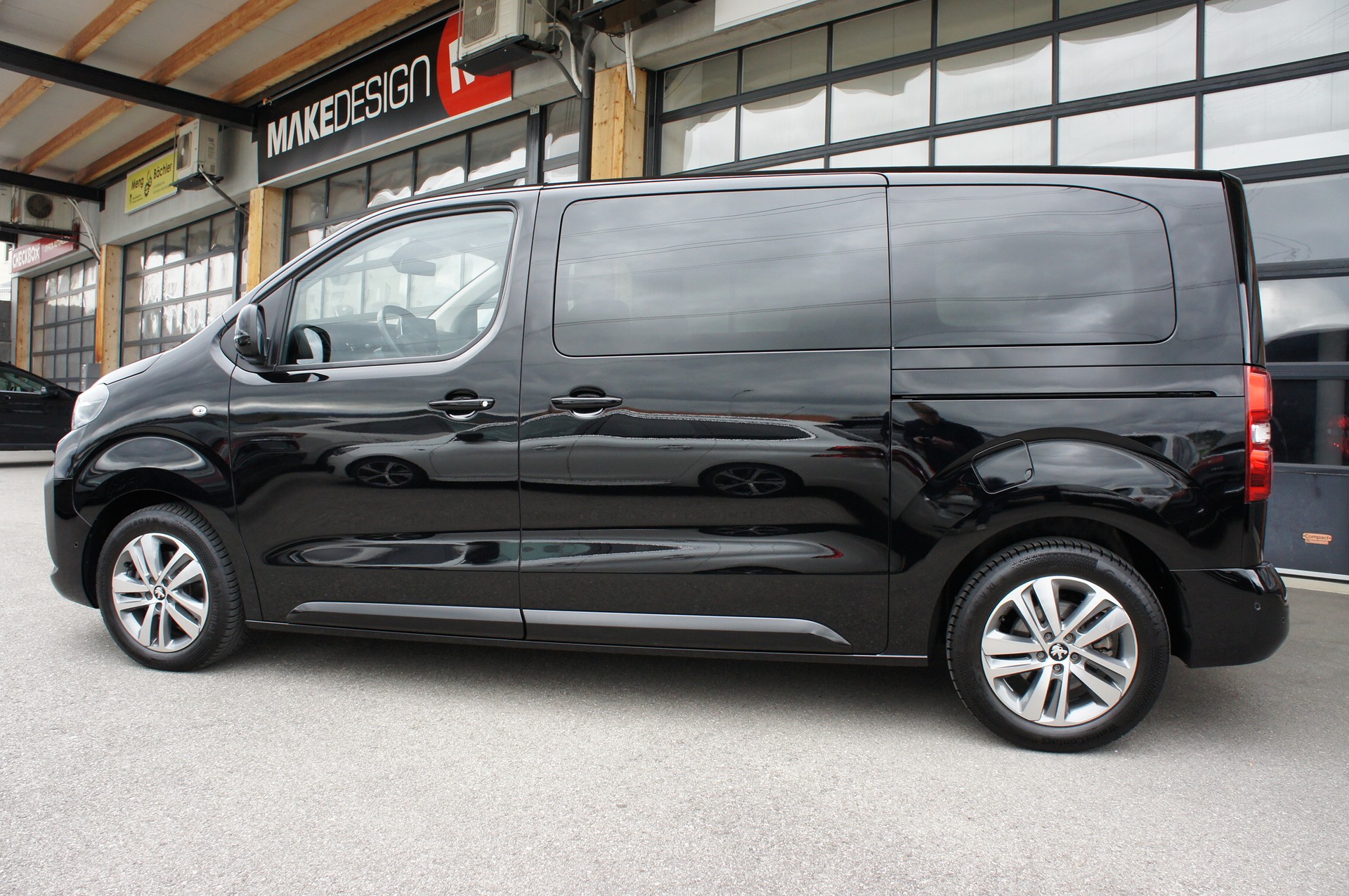 PEUGEOT Traveller 2.0 BlueHDi Business Standard EAT8-image-1