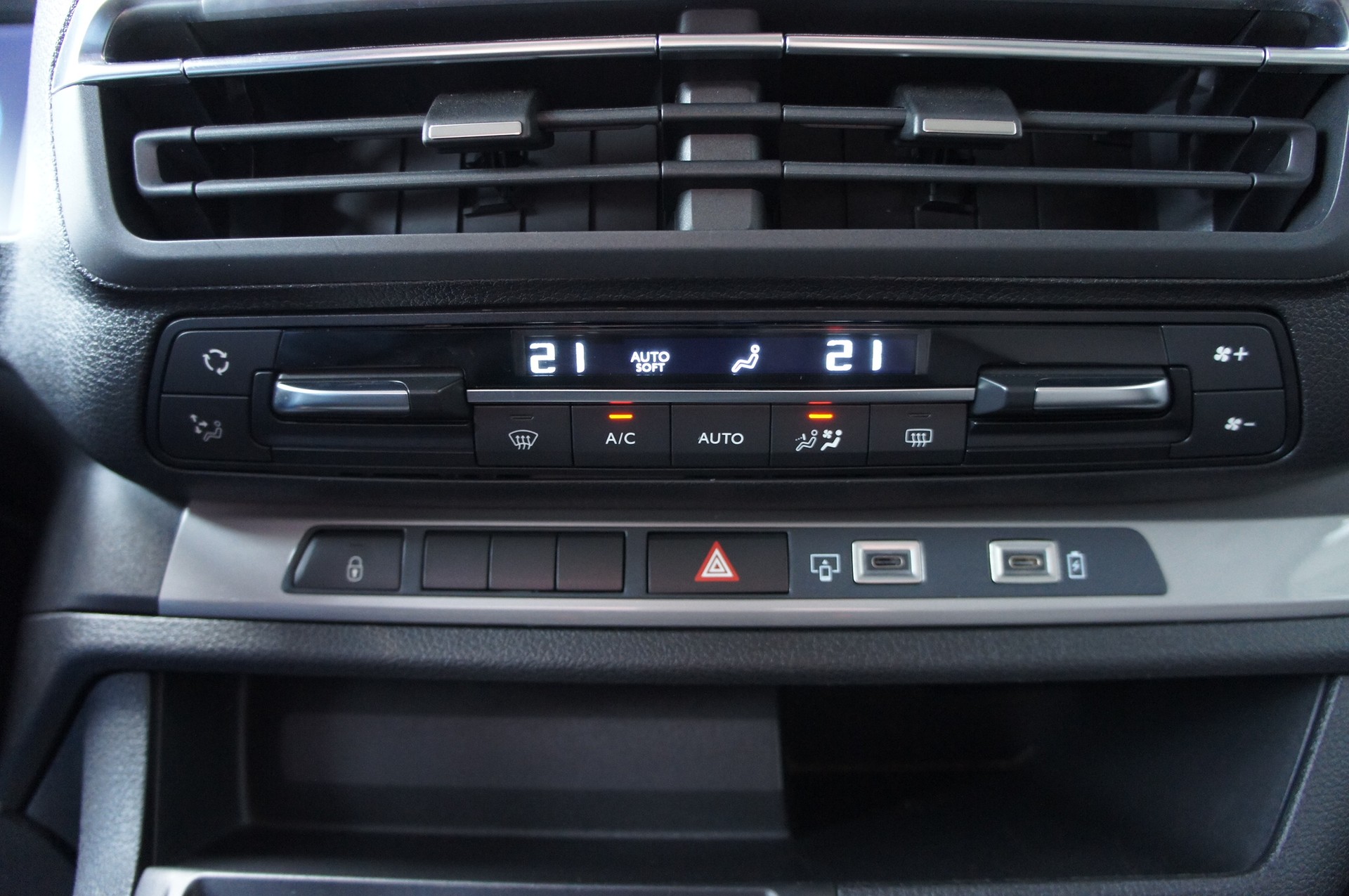 PEUGEOT Traveller 2.0 BlueHDi Business Standard EAT8-image-18