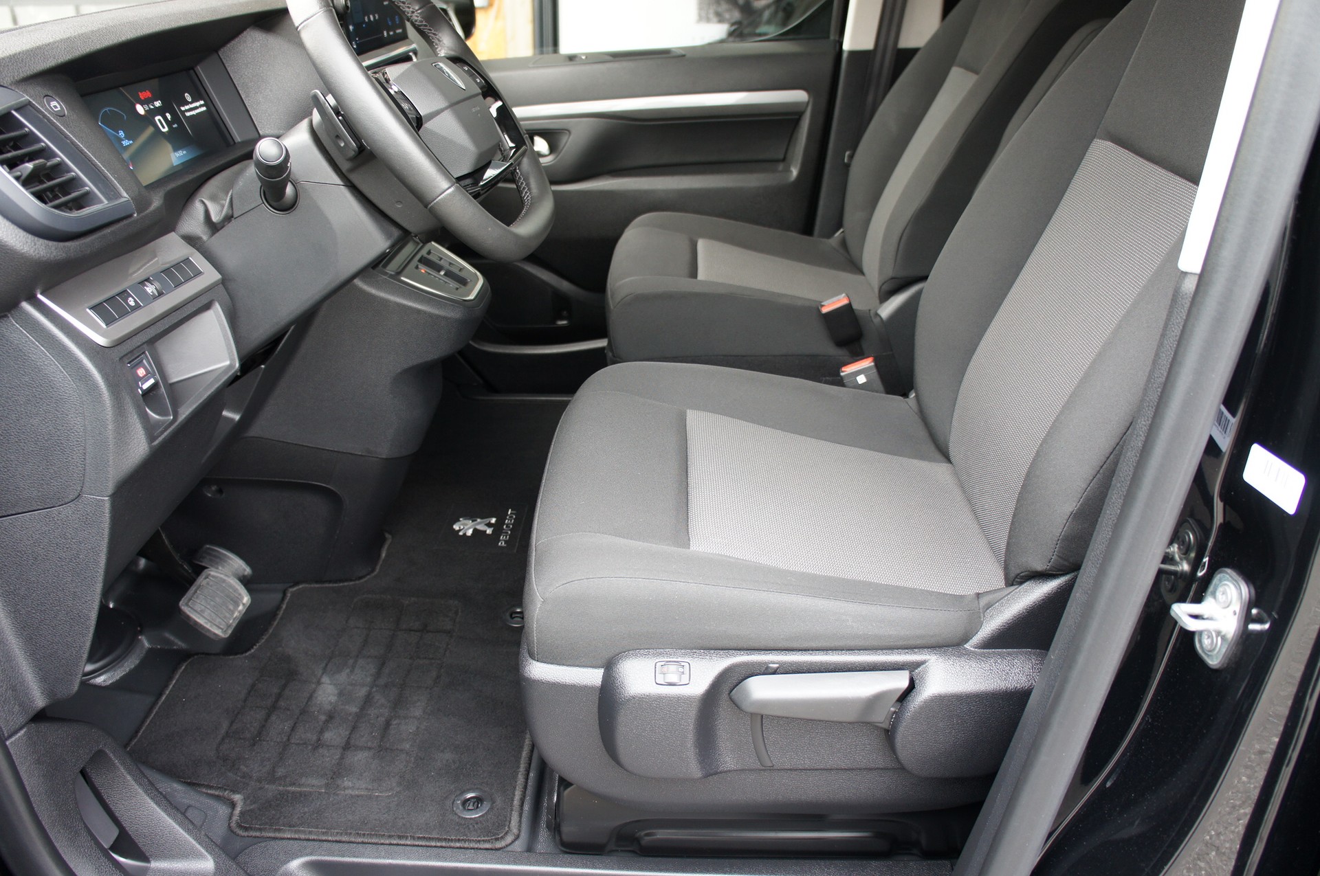 PEUGEOT Traveller 2.0 BlueHDi Business Standard EAT8-image-14