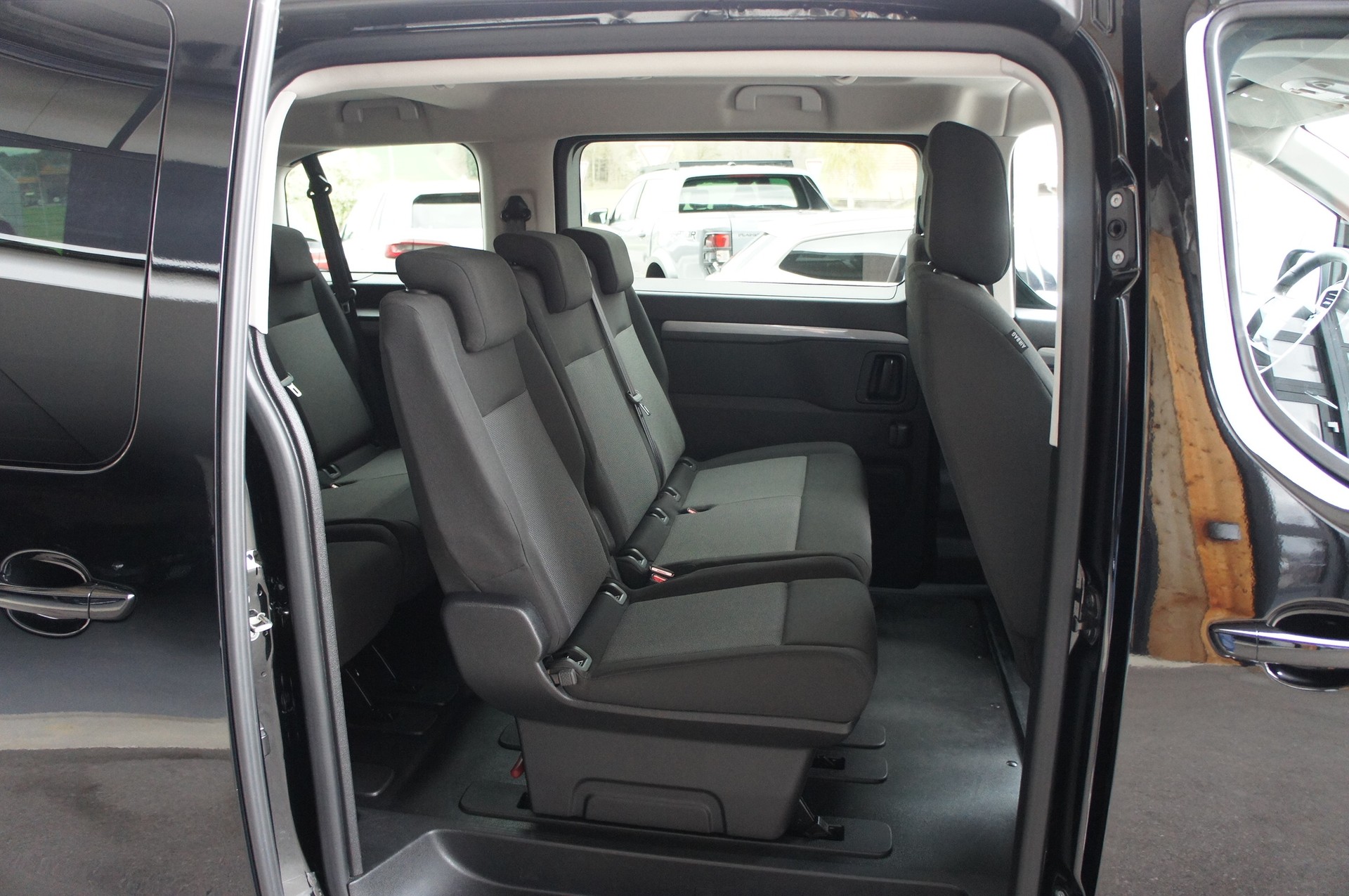 PEUGEOT Traveller 2.0 BlueHDi Business Standard EAT8-image-9
