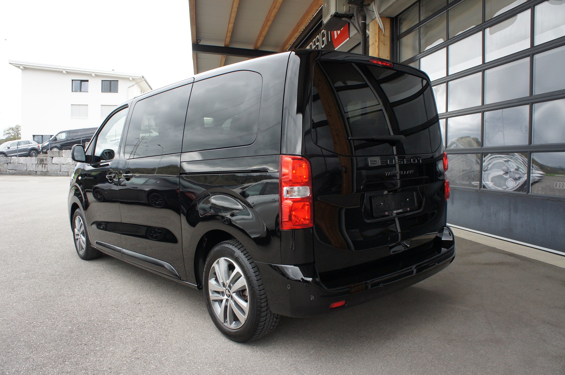 PEUGEOT Traveller 2.0 BlueHDi Business Standard EAT8-image-2