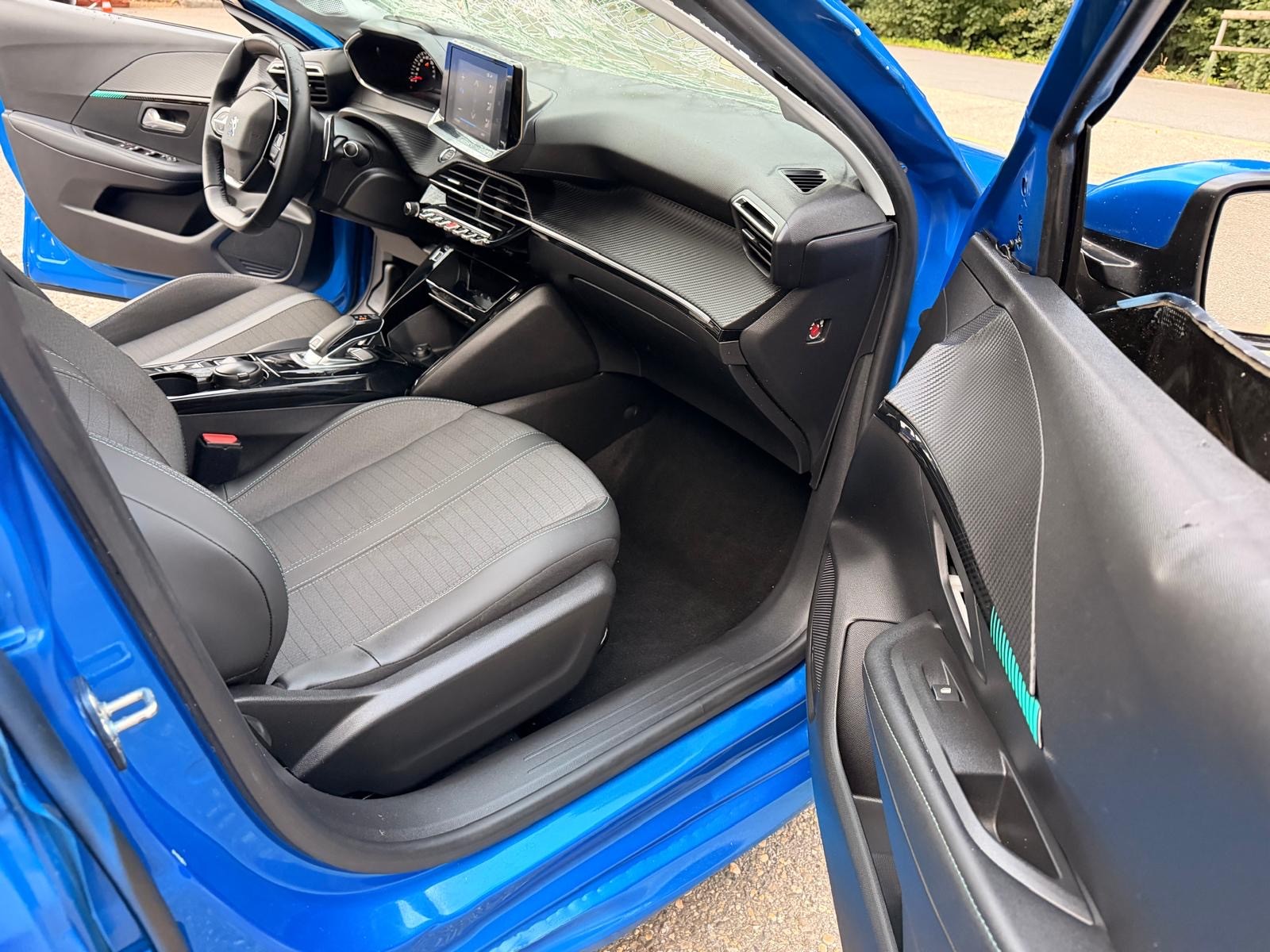 PEUGEOT 208 1.2 PureTech Allure EAT8-image-14