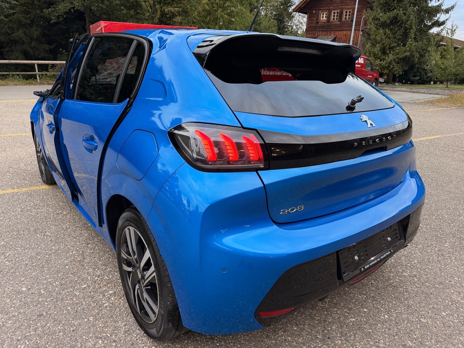 PEUGEOT 208 1.2 PureTech Allure EAT8-image-2