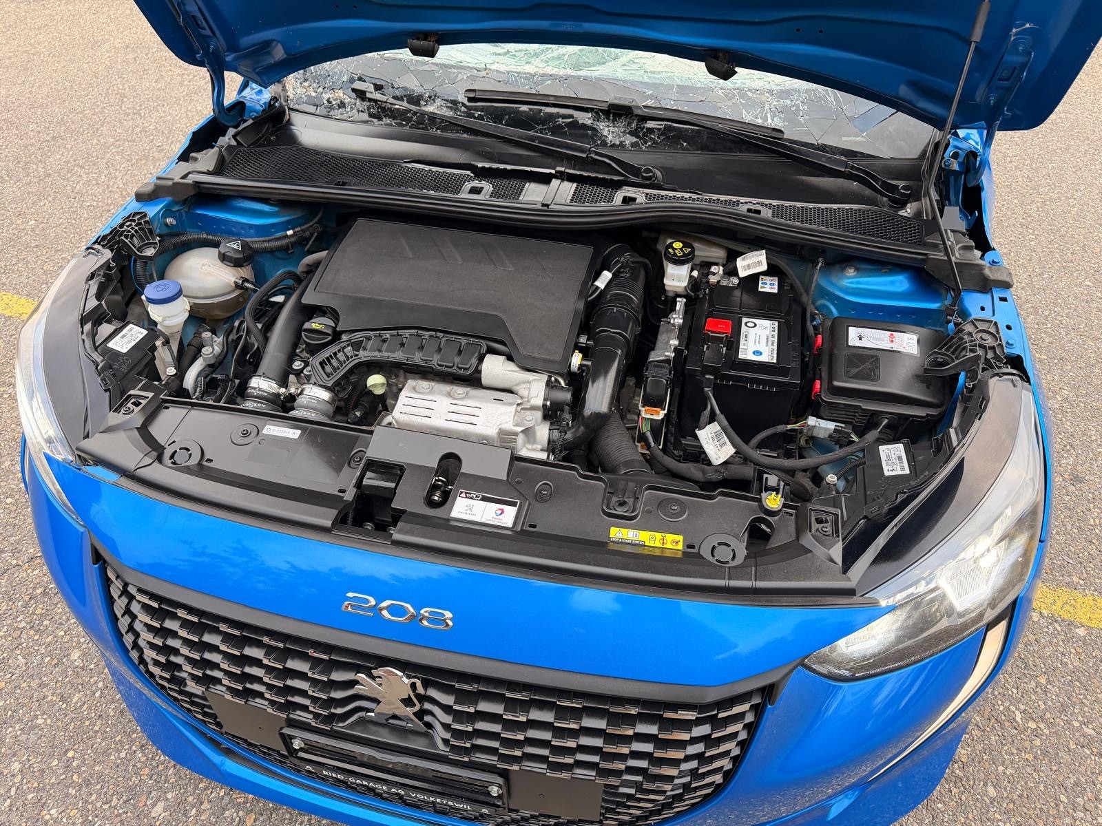 PEUGEOT 208 1.2 PureTech Allure EAT8-image-8
