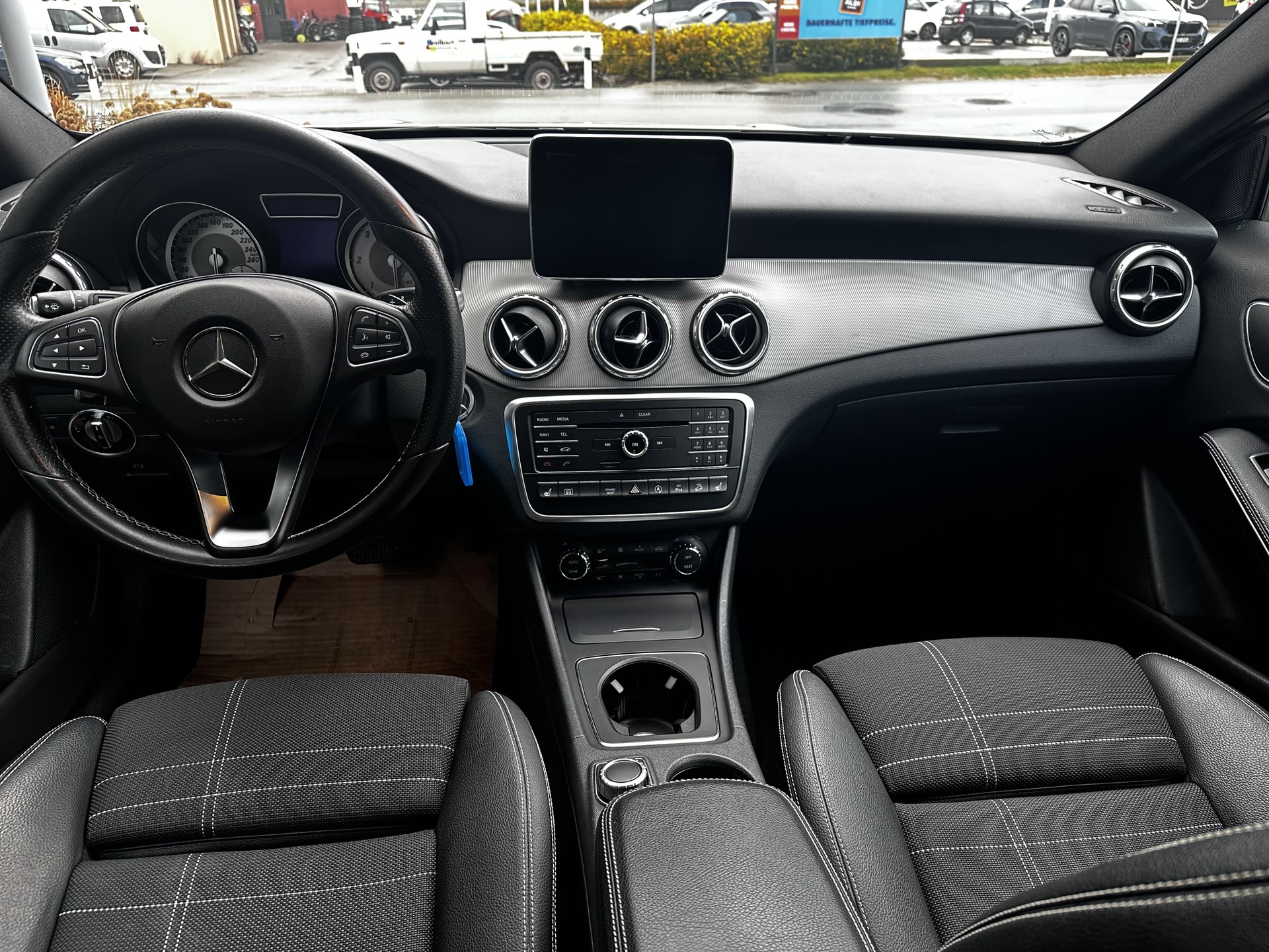MERCEDES-BENZ GLA 200 d Urban 4matic-image-9