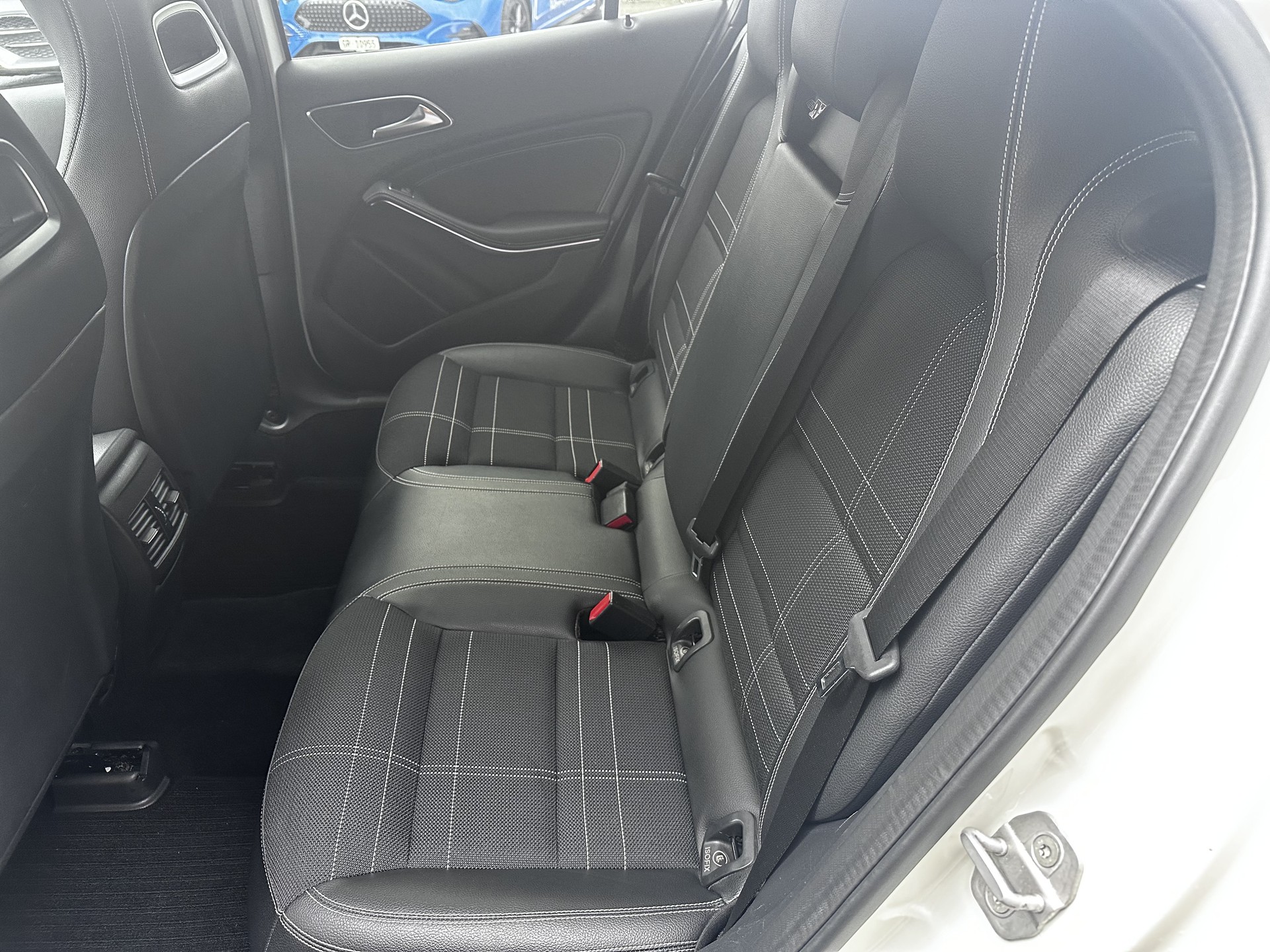 MERCEDES-BENZ GLA 200 d Urban 4matic-image-11