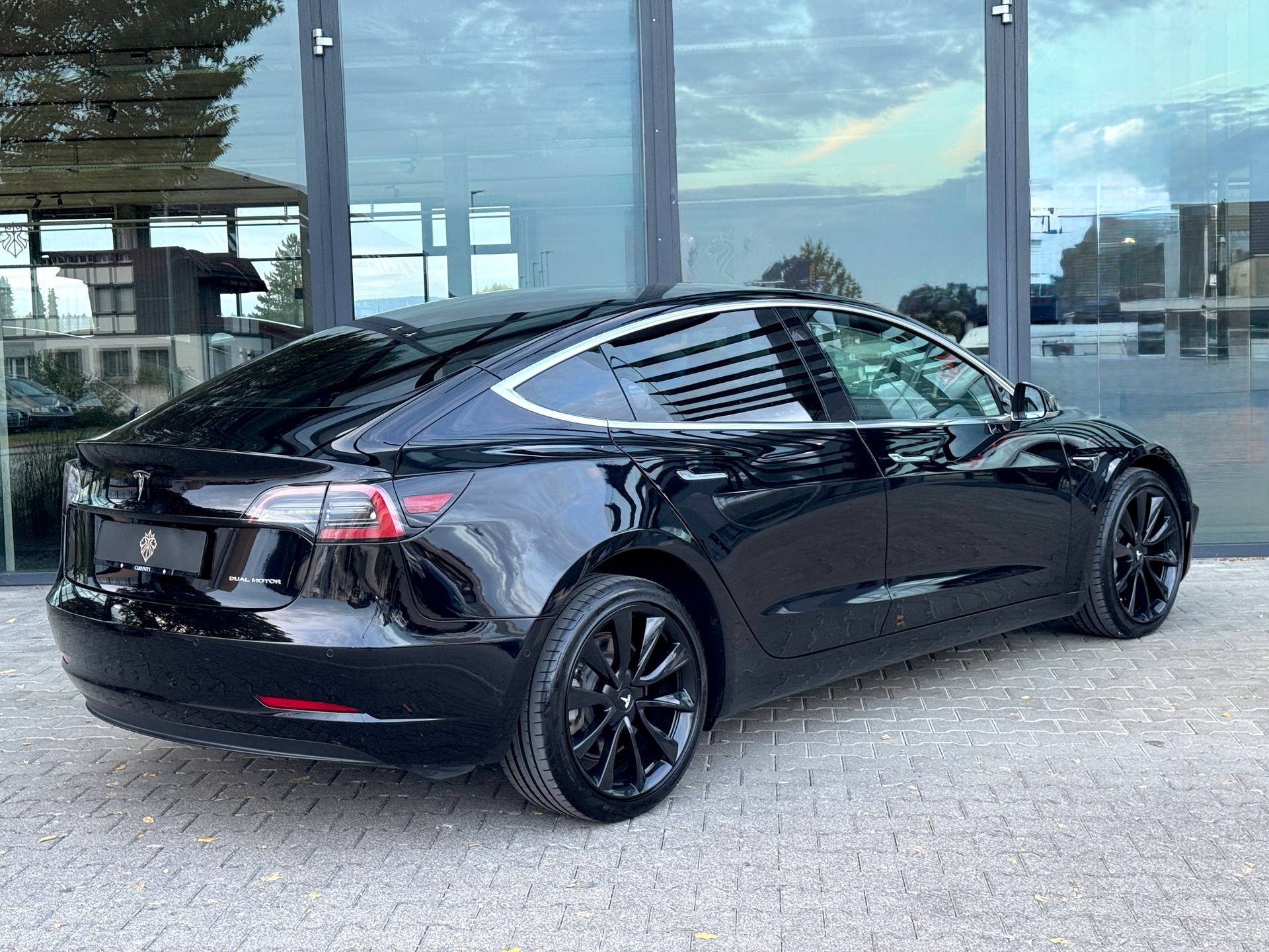 TESLA Model 3 Long Range Dual Motor AWD / Enhanced Autopilot-image-3