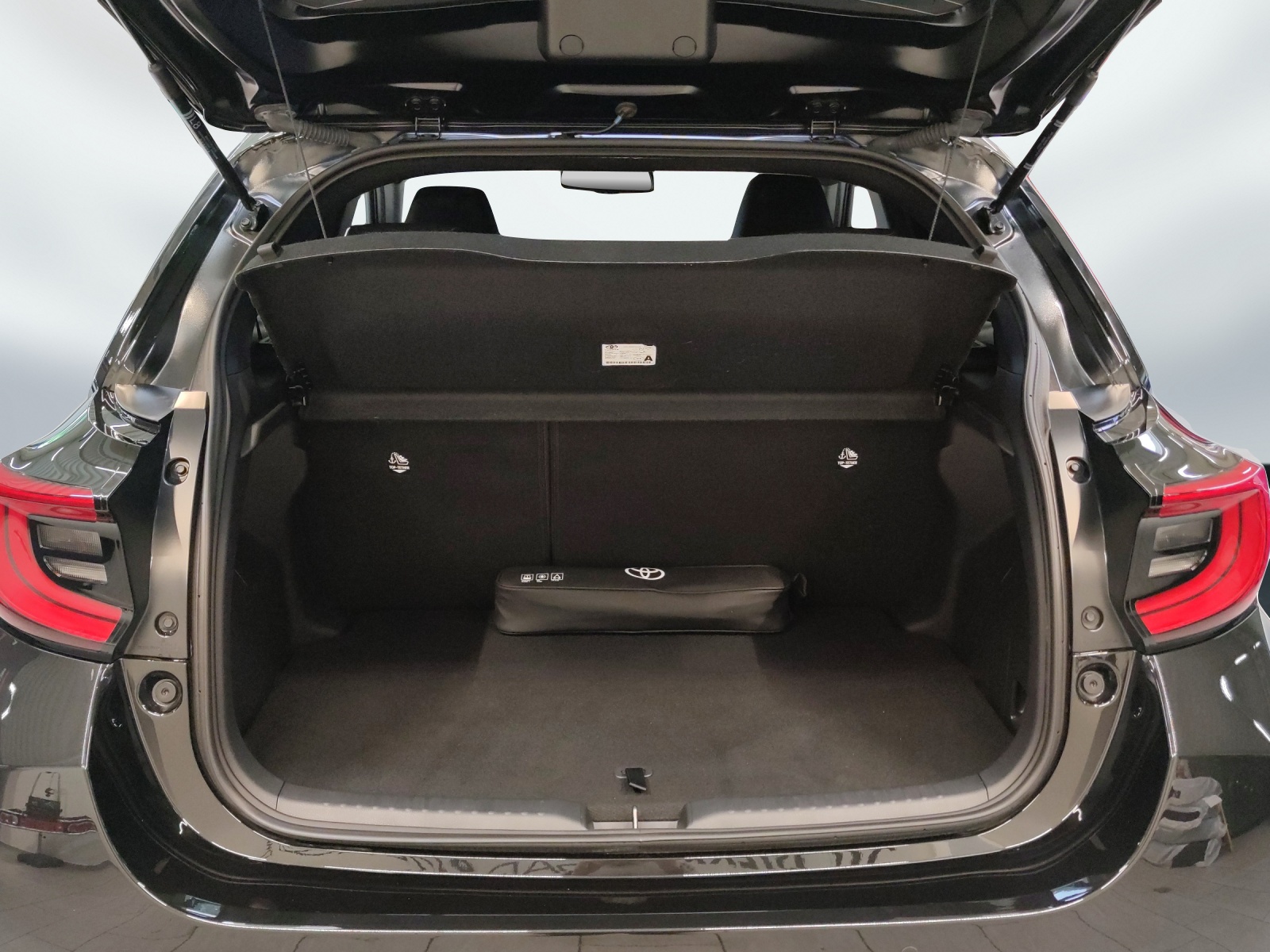 TOYOTA Yaris 1.5 VVT-i HSD Premium-image-18