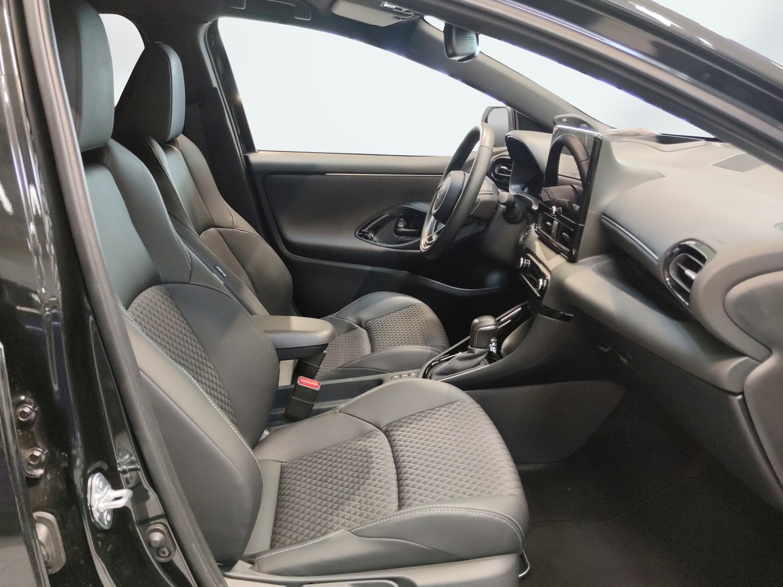 TOYOTA Yaris 1.5 VVT-i HSD Premium-image-19