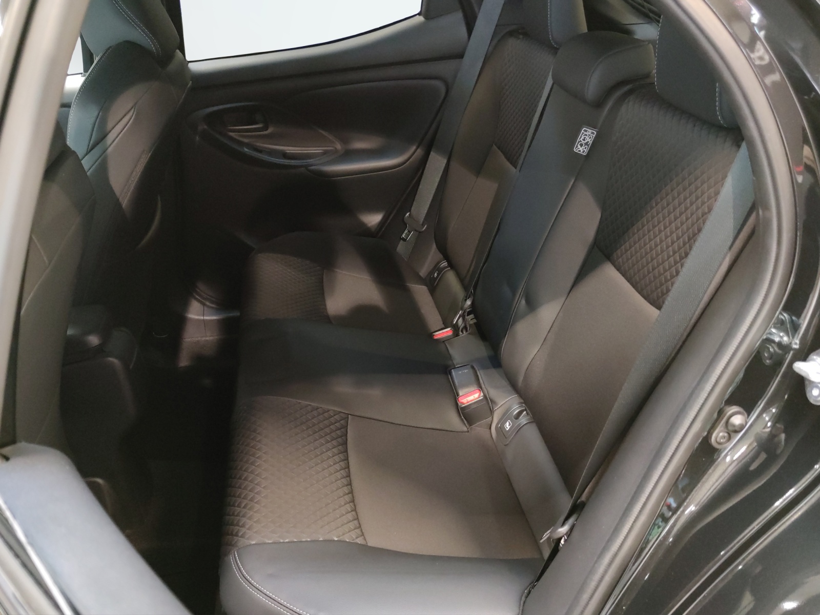 TOYOTA Yaris 1.5 VVT-i HSD Premium-image-15