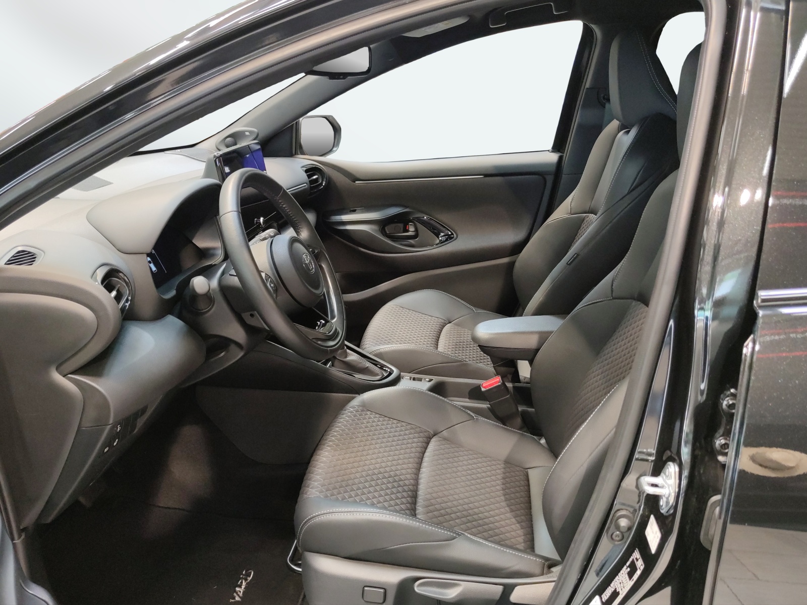 TOYOTA Yaris 1.5 VVT-i HSD Premium-image-8
