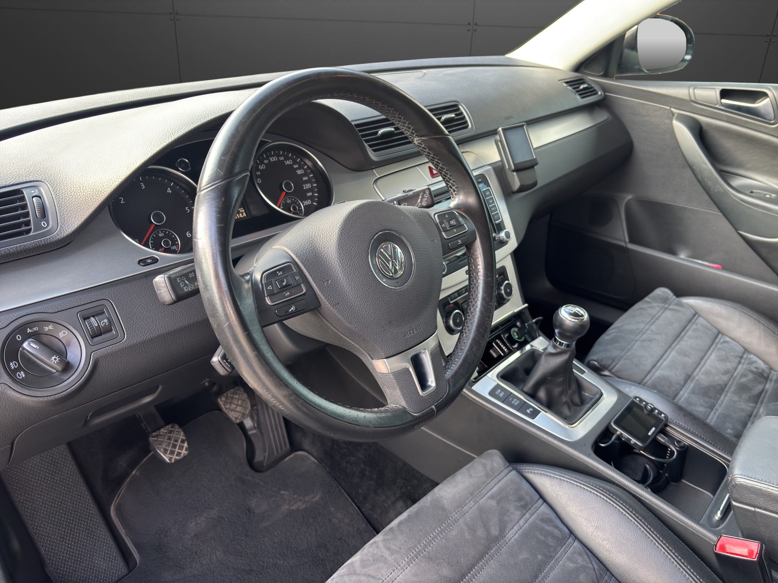 VW Passat Variant 2.0 TDI Advance 4Motion-image-4