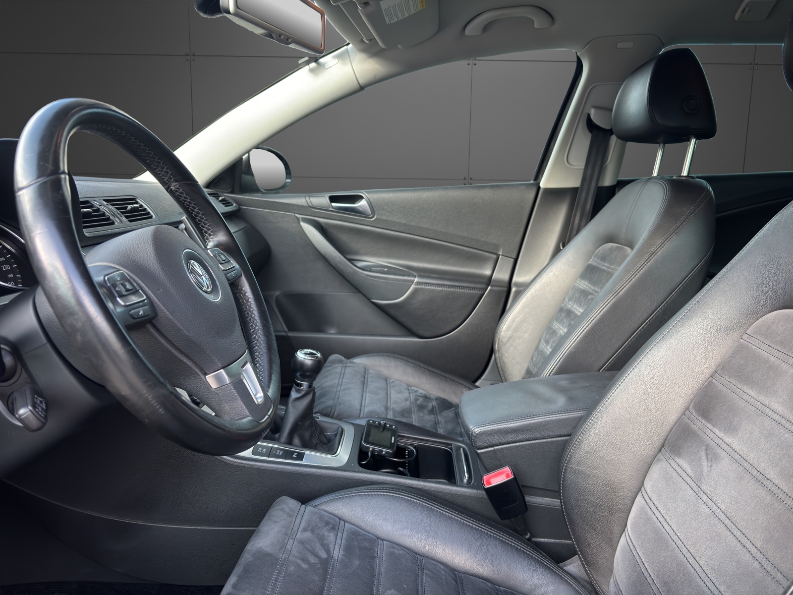 VW Passat Variant 2.0 TDI Advance 4Motion-image-2