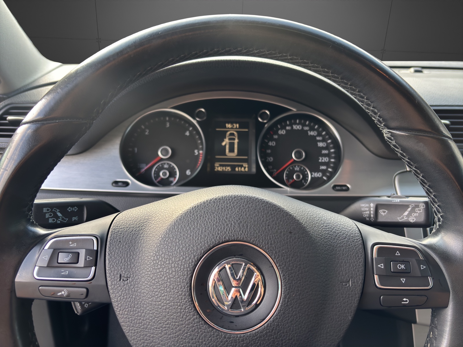 VW Passat Variant 2.0 TDI Advance 4Motion-image-5
