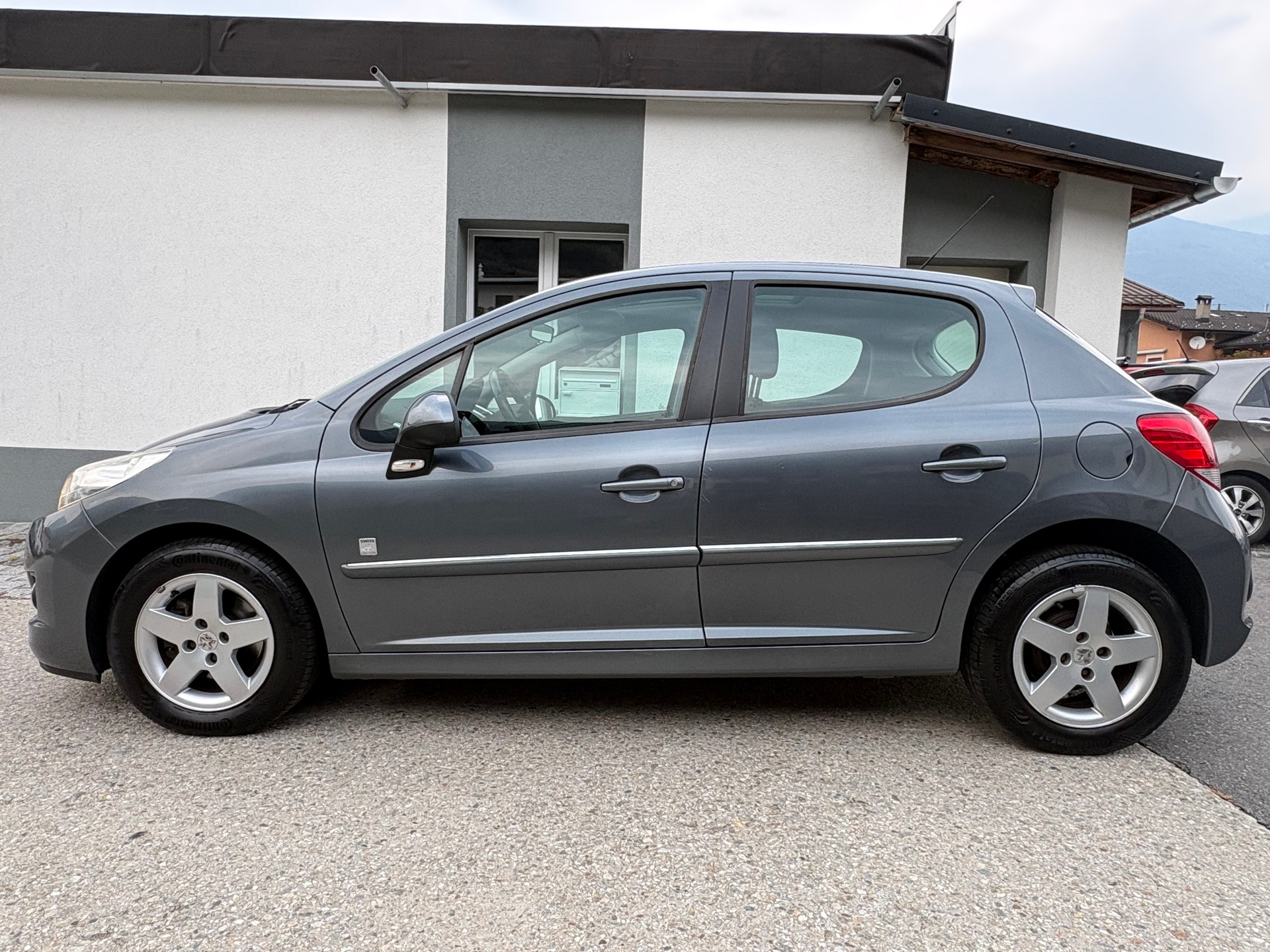 PEUGEOT 207 1.4 16V Swiss Edition-image-6