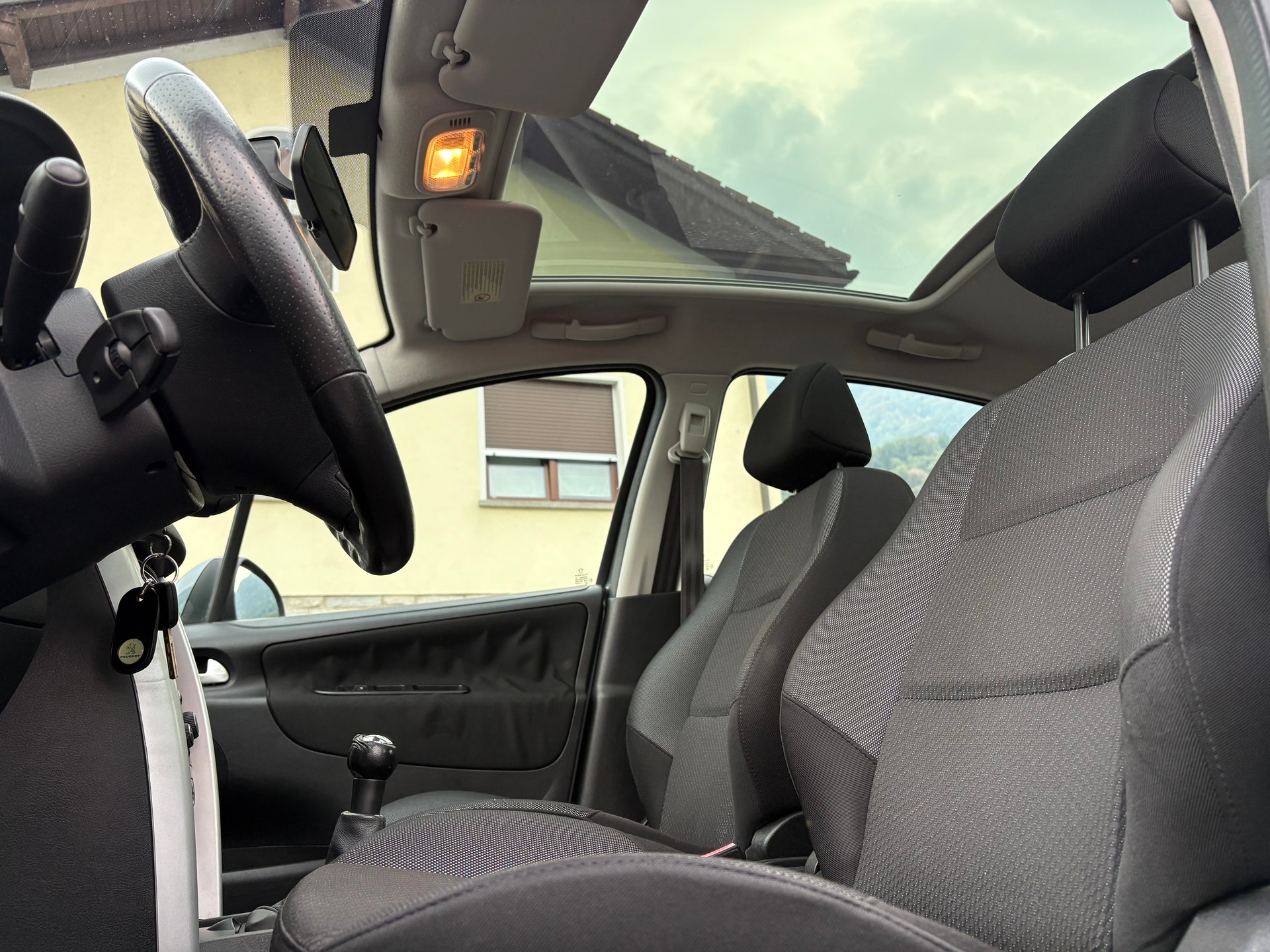 PEUGEOT 207 1.4 16V Swiss Edition-image-10