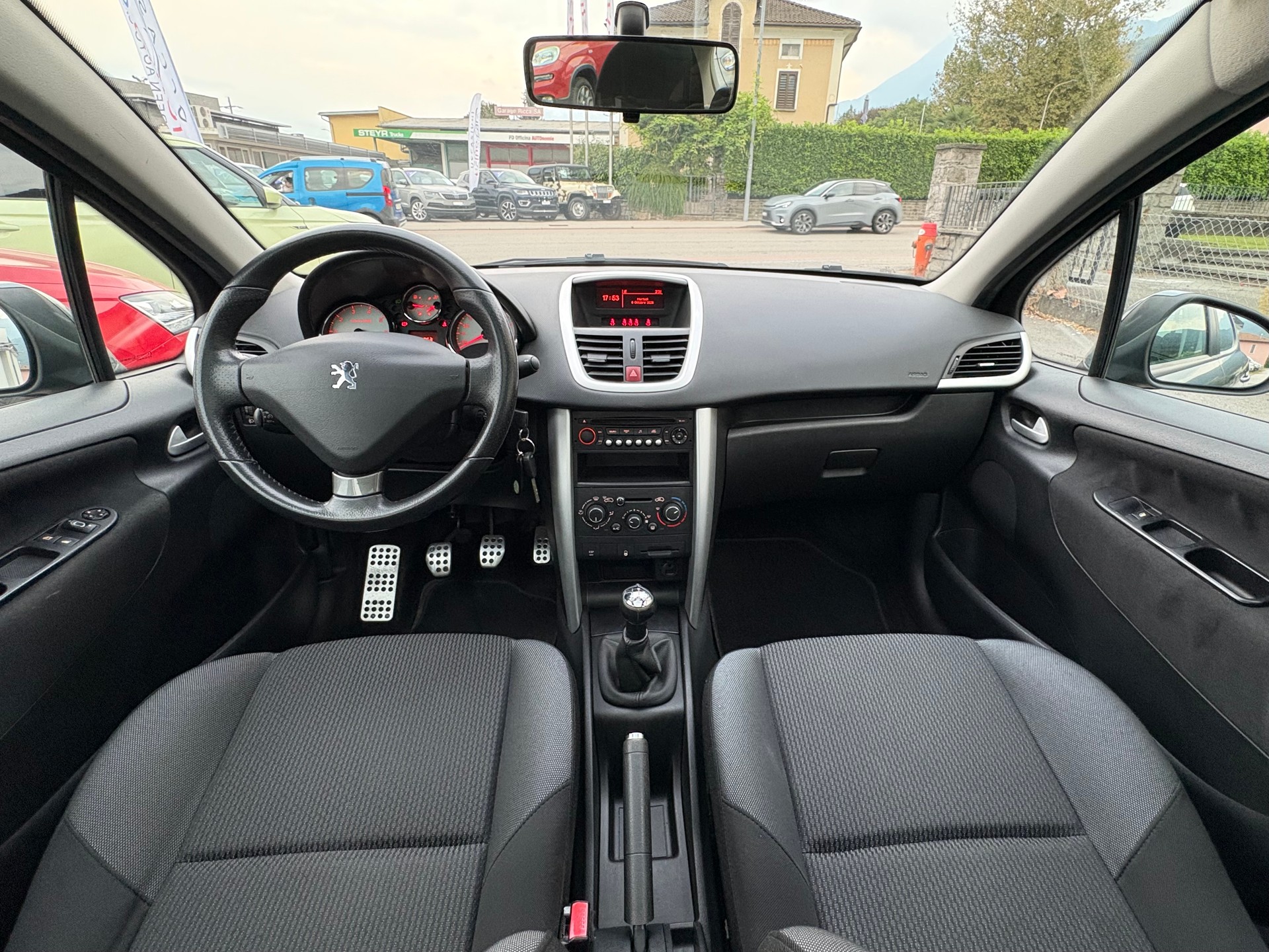 PEUGEOT 207 1.4 16V Swiss Edition-image-13
