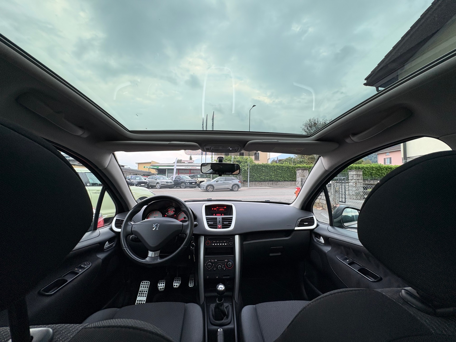 PEUGEOT 207 1.4 16V Swiss Edition-image-14
