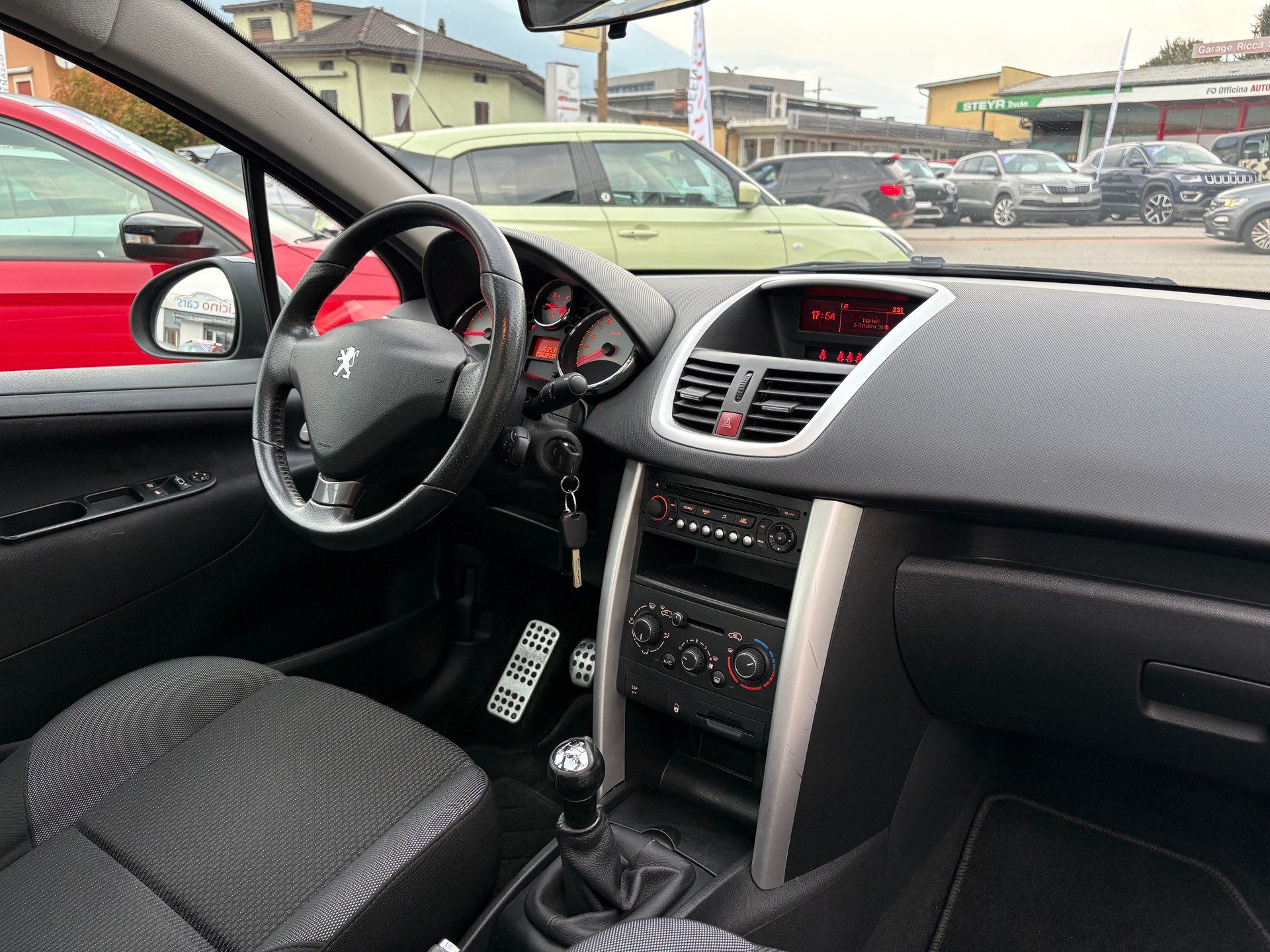 PEUGEOT 207 1.4 16V Swiss Edition-image-9