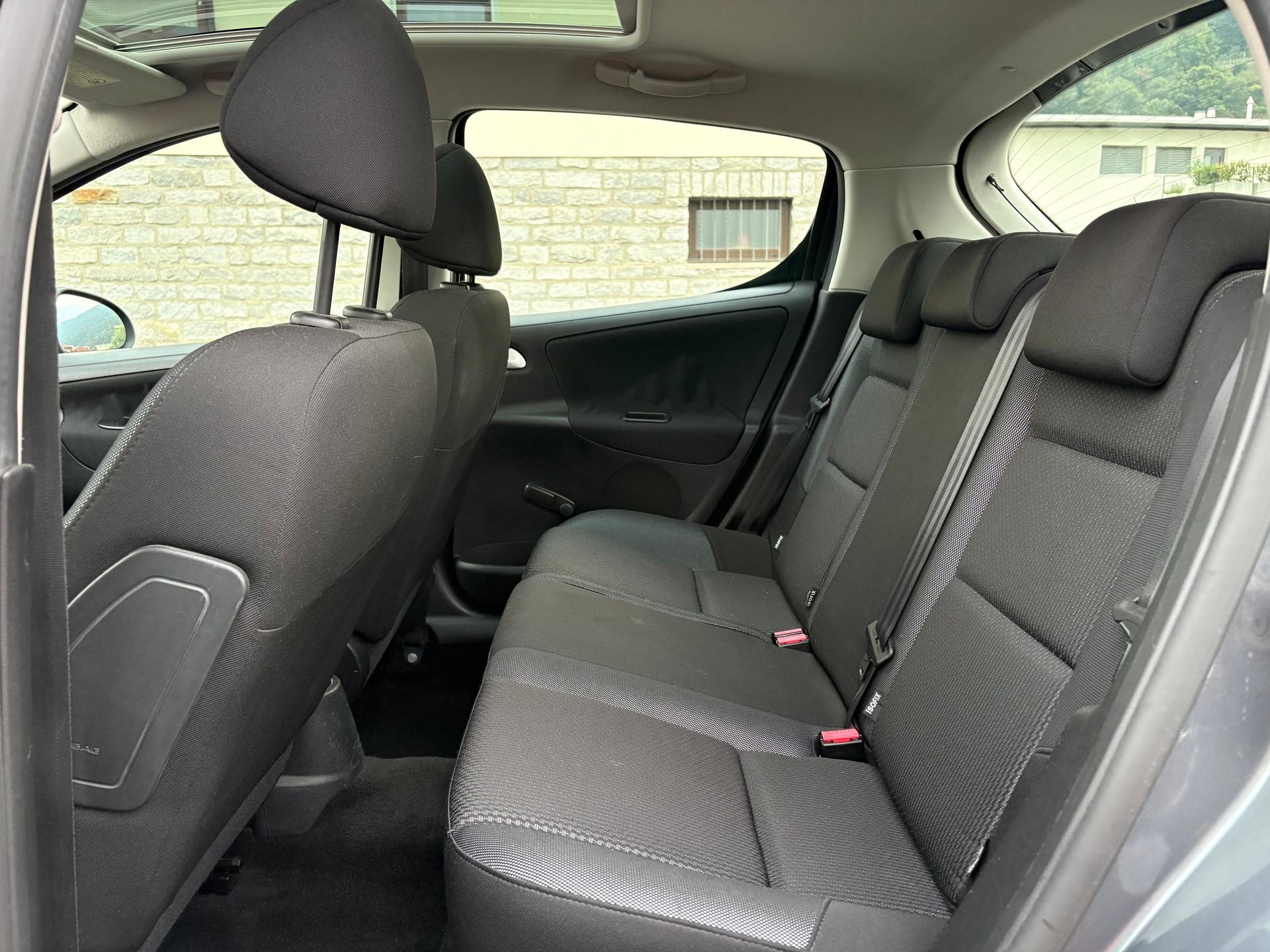 PEUGEOT 207 1.4 16V Swiss Edition-image-12