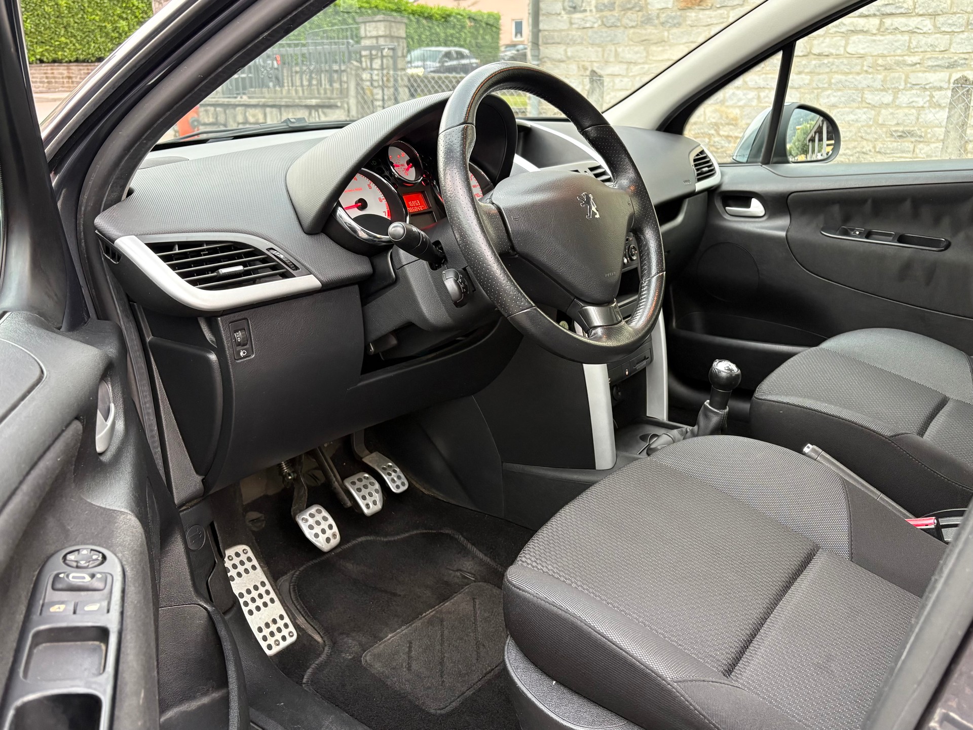 PEUGEOT 207 1.4 16V Swiss Edition-image-8