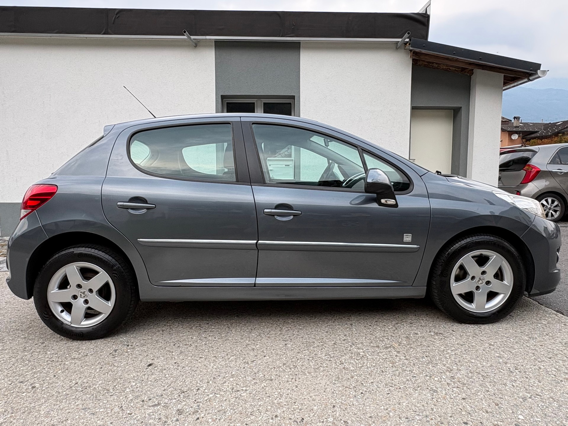 PEUGEOT 207 1.4 16V Swiss Edition-image-7
