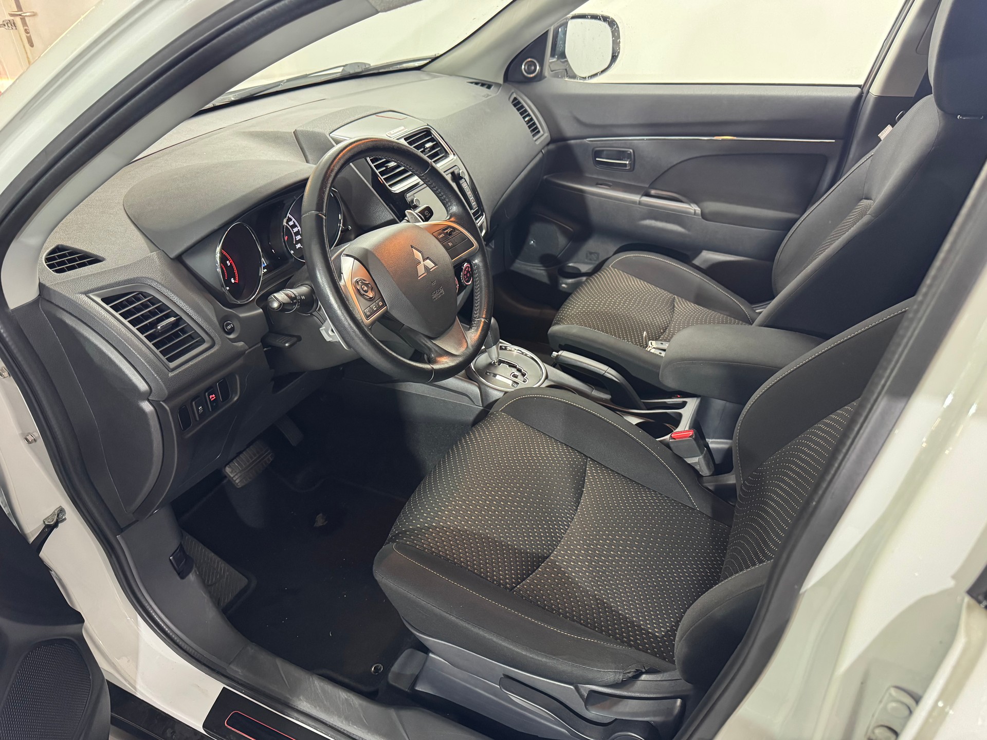 MITSUBISHI ASX 2.2 DID Celebration 300K 4WD Automatic-image-8