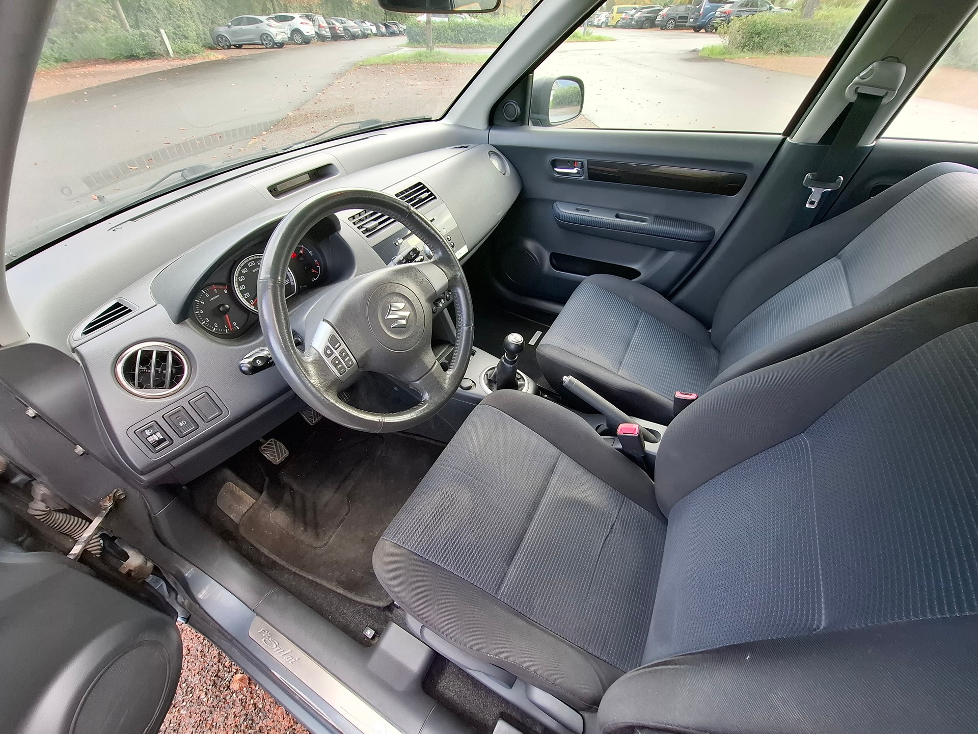SUZUKI Swift 1.3i 16V GL 4x4-image-10