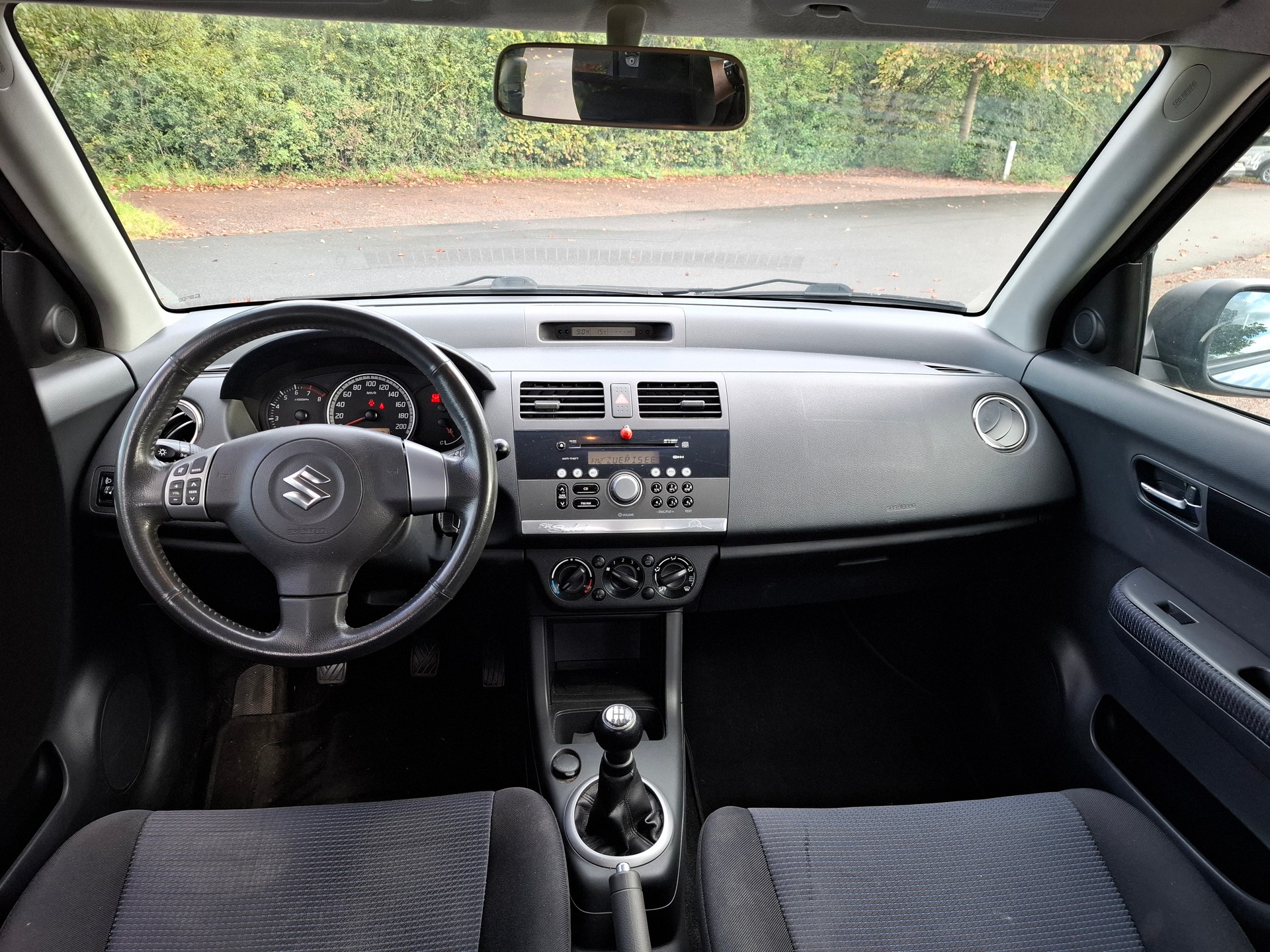 SUZUKI Swift 1.3i 16V GL 4x4-image-9