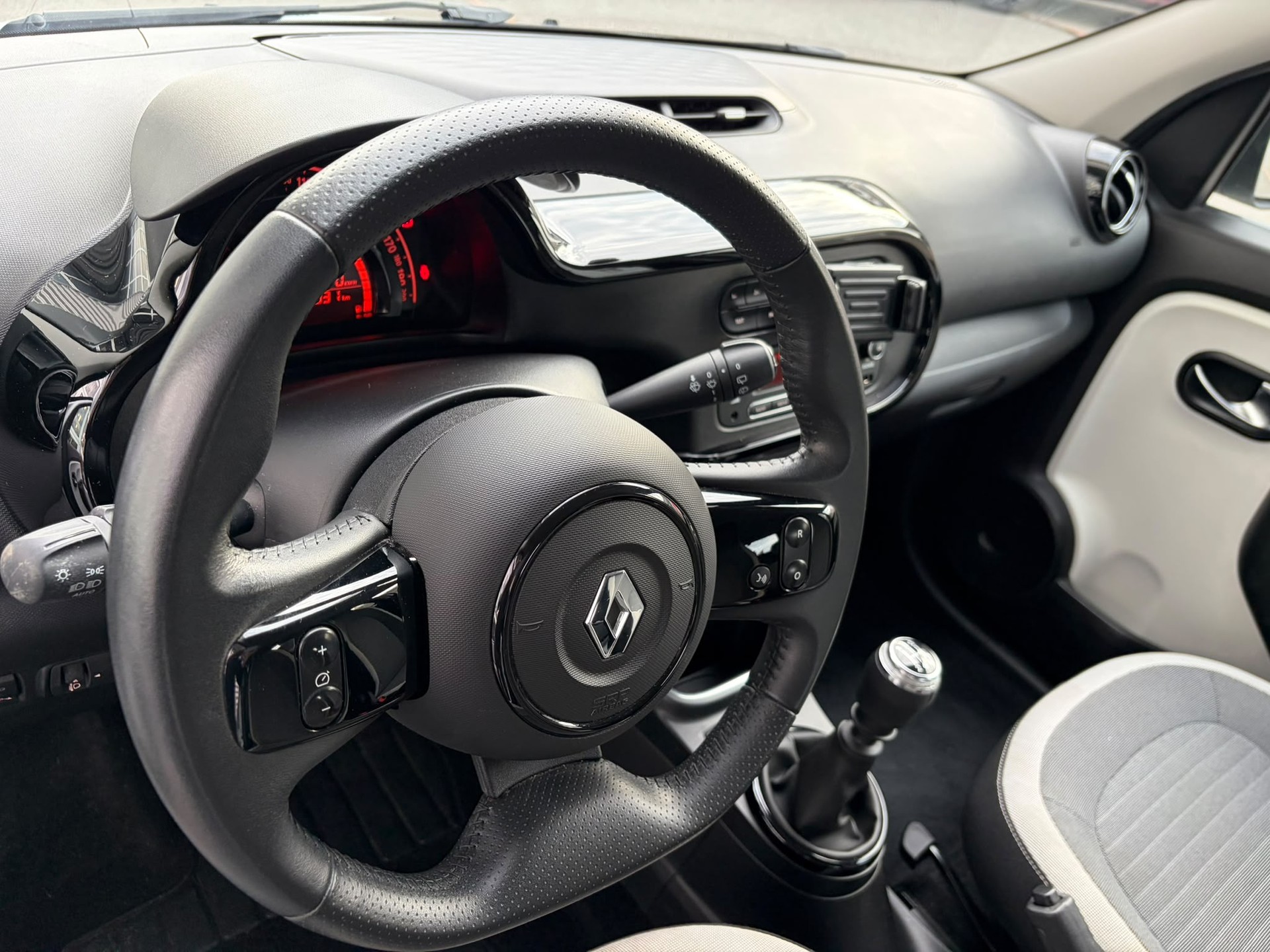 RENAULT Twingo TCe 95 Zen-image-13