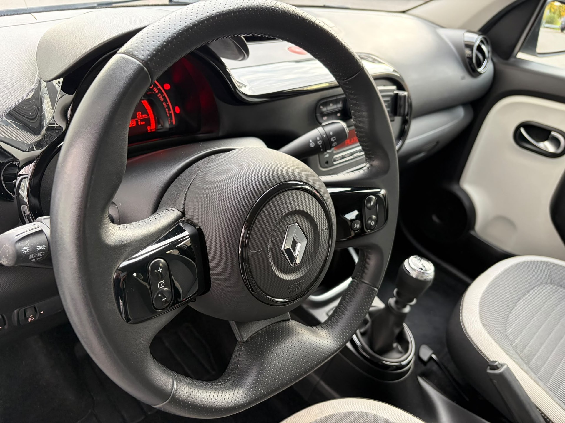 RENAULT Twingo TCe 95 Zen-image-10