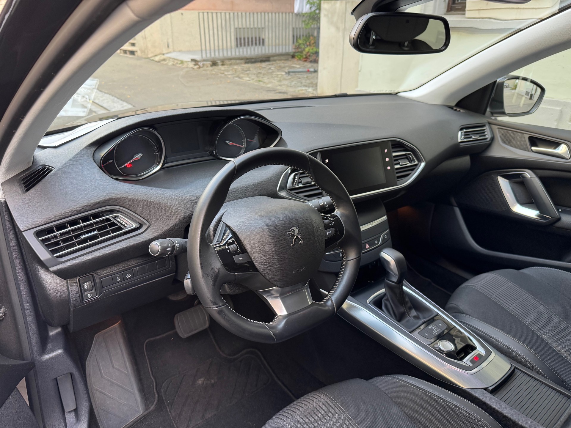 PEUGEOT 1.2 PureTech 130 Allure S/S-image-2