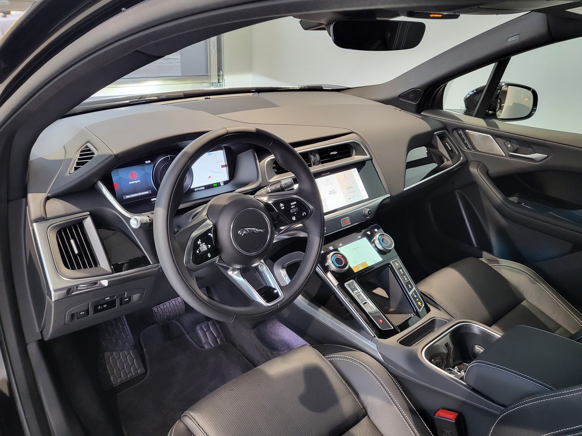 JAGUAR I-Pace EV400 S AWD-image-4