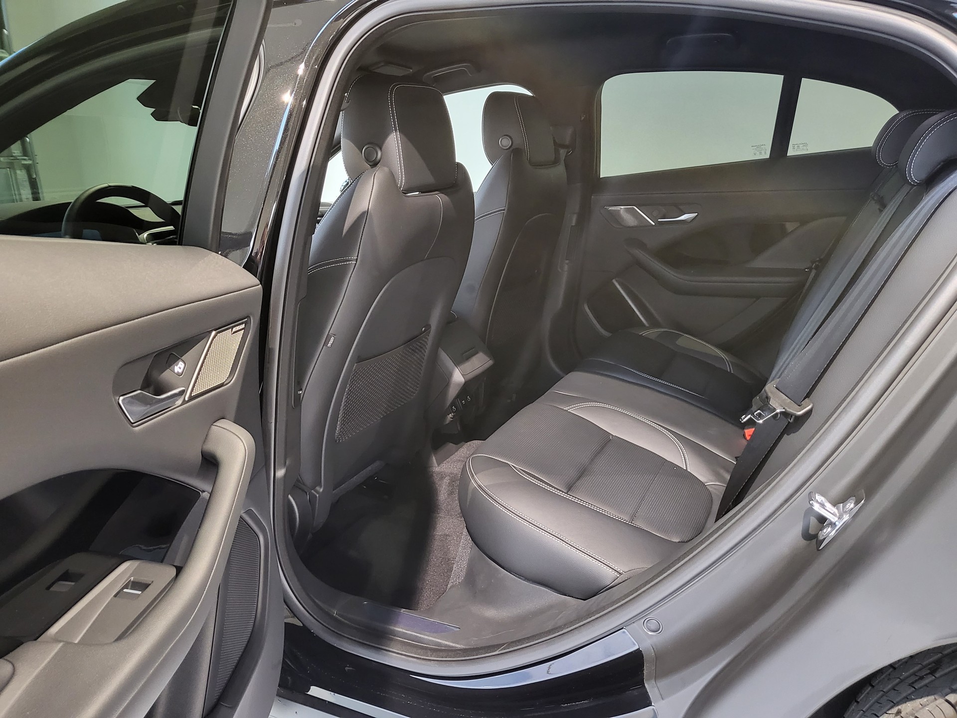 JAGUAR I-Pace EV400 S AWD-image-6