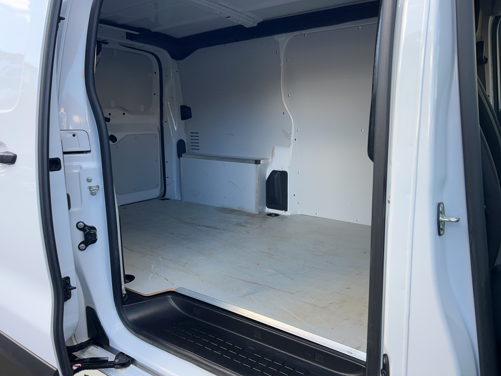 CITROEN e-Jumpy M Club 75kWh-image-17