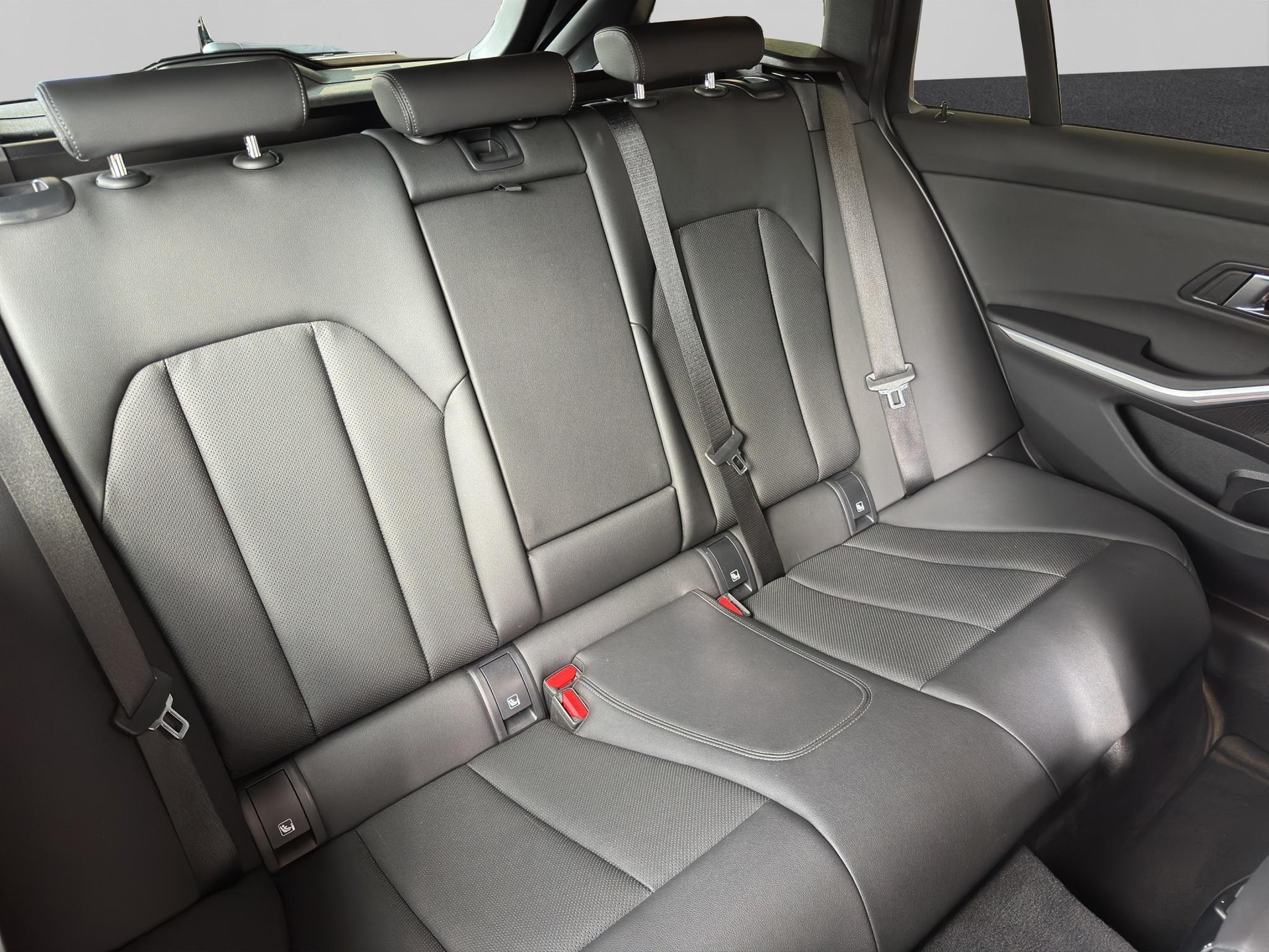 BMW 320d xDrive 48V Touring Steptronic M Sport-image-20