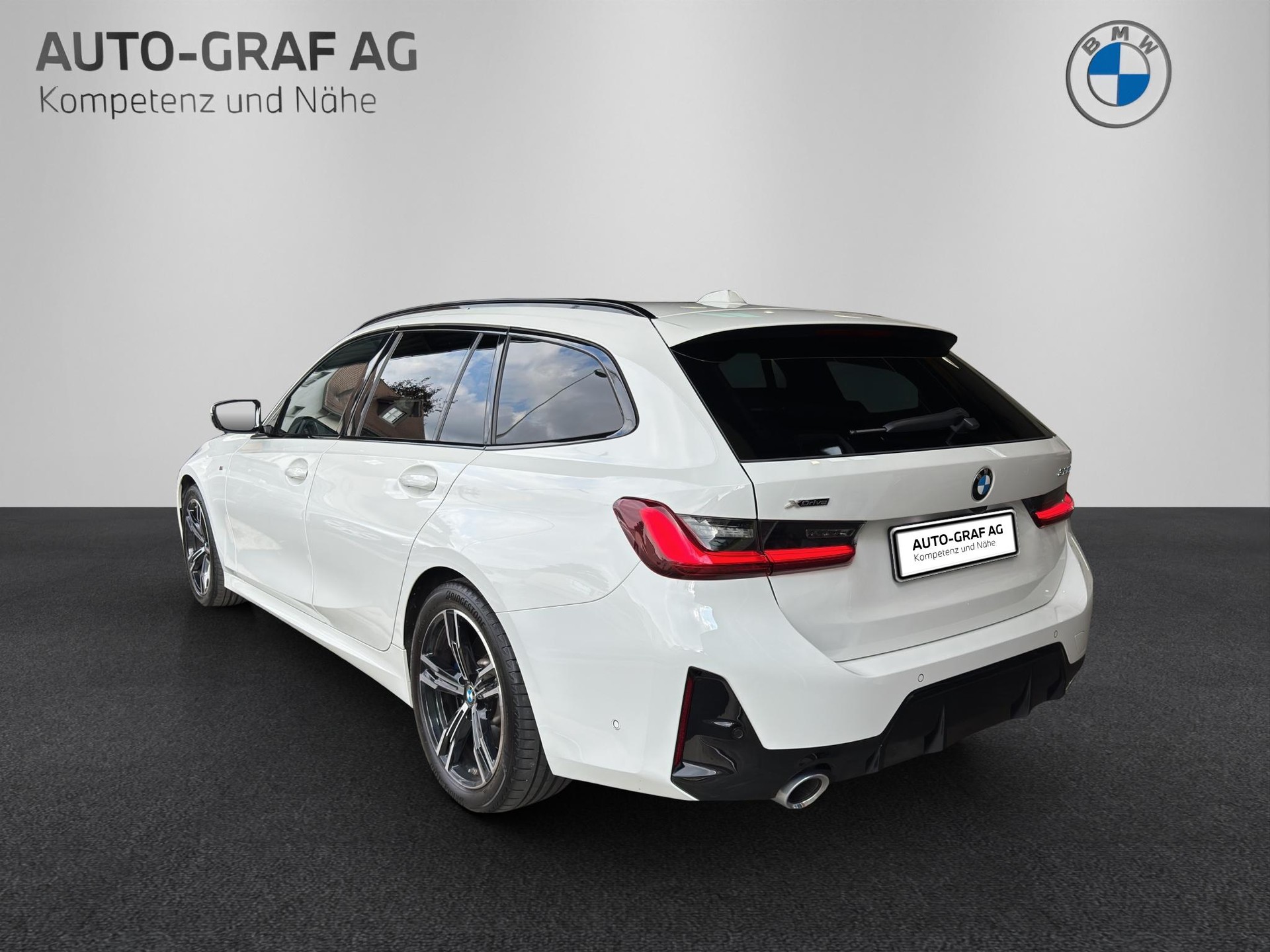 BMW 320d xDrive 48V Touring Steptronic M Sport-image-2