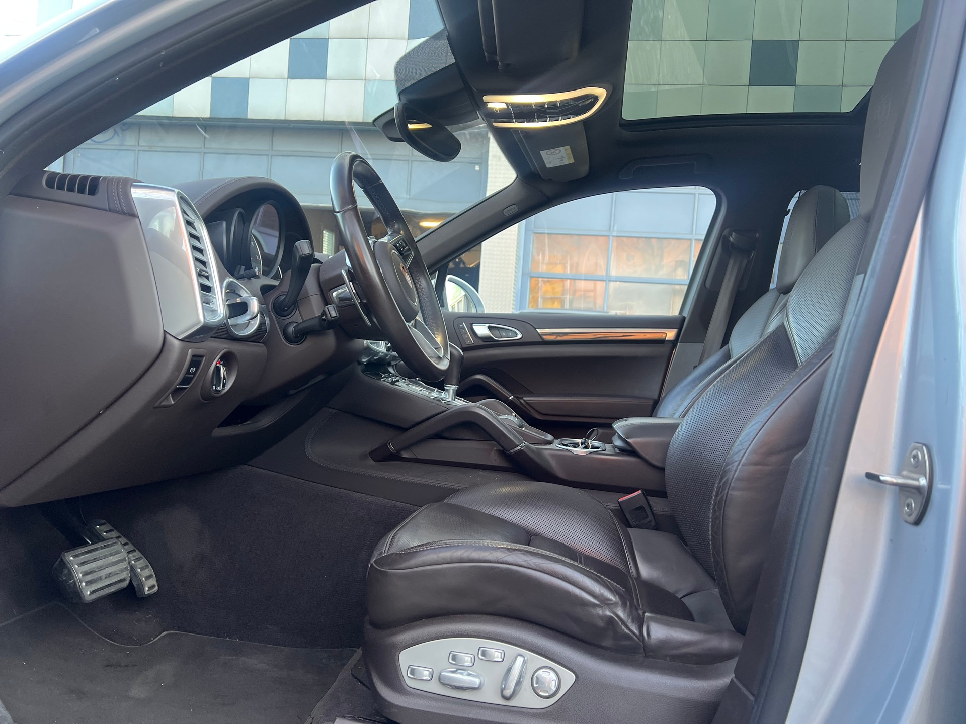 PORSCHE Cayenne S E-Hybrid Platinum Edition-image-9