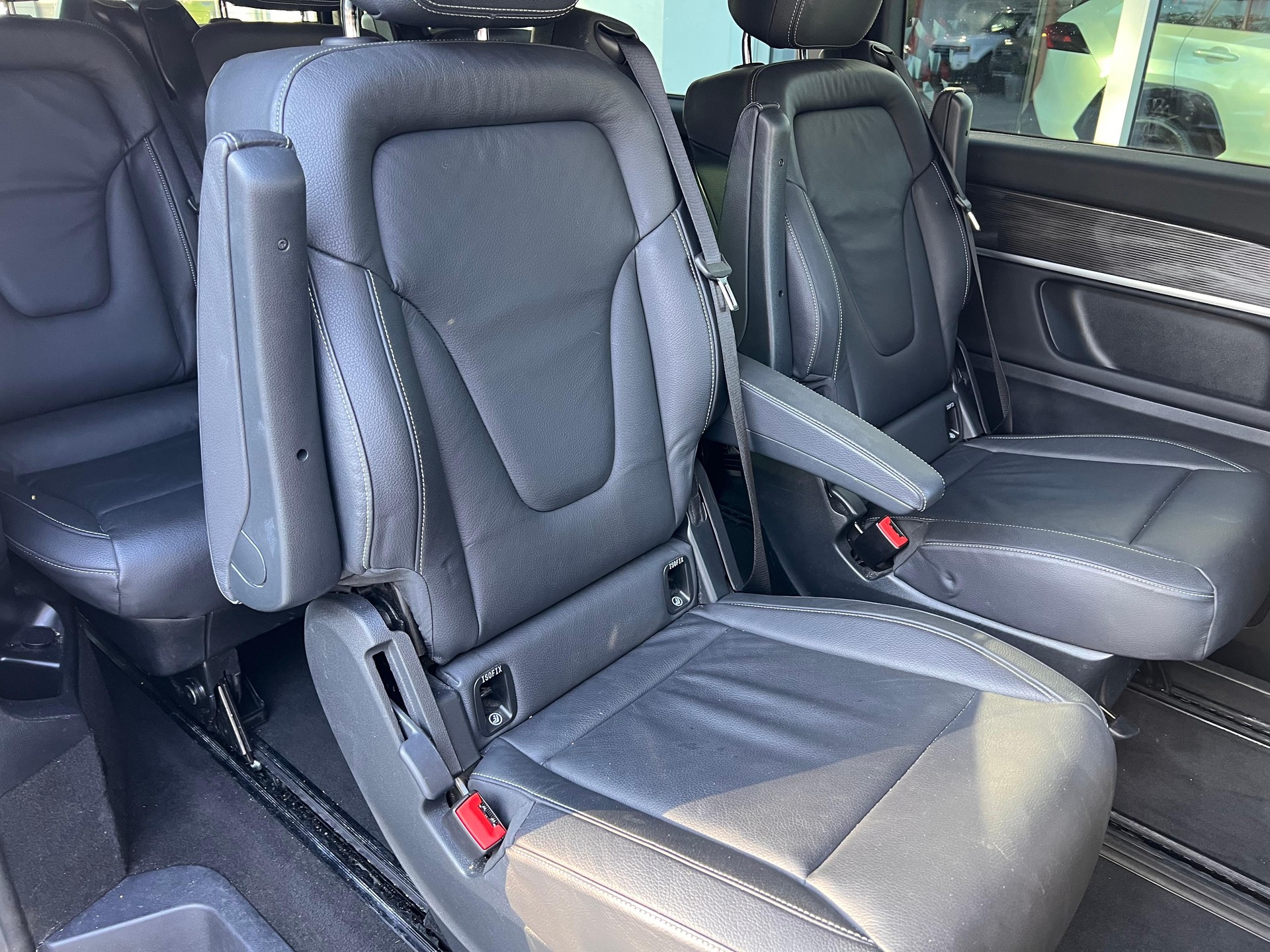 MERCEDES-BENZ V 250 d Avantgarde lang 4matic Van-image-10