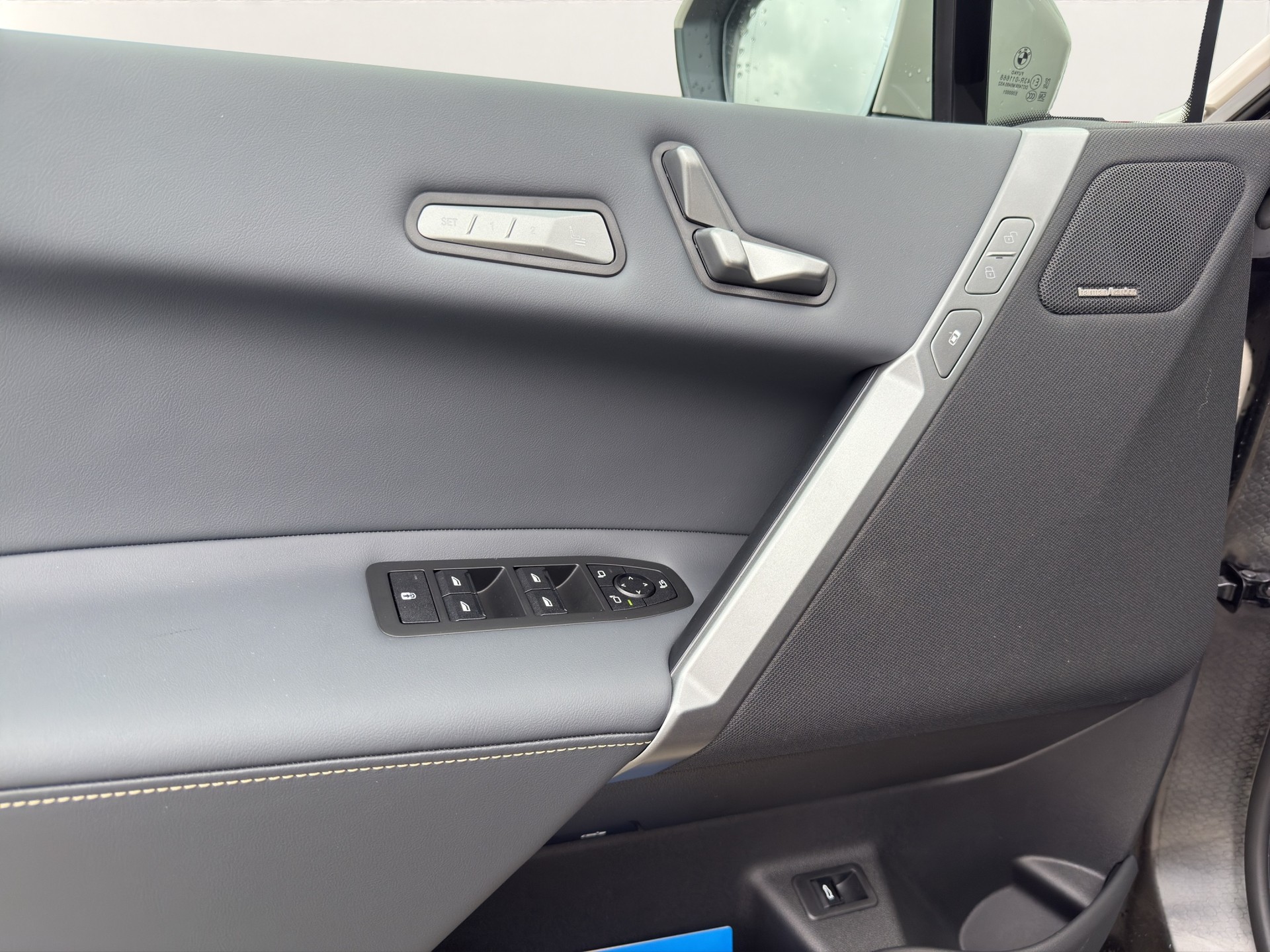 BMW iX xDrive60 M Sport Pro-image-16