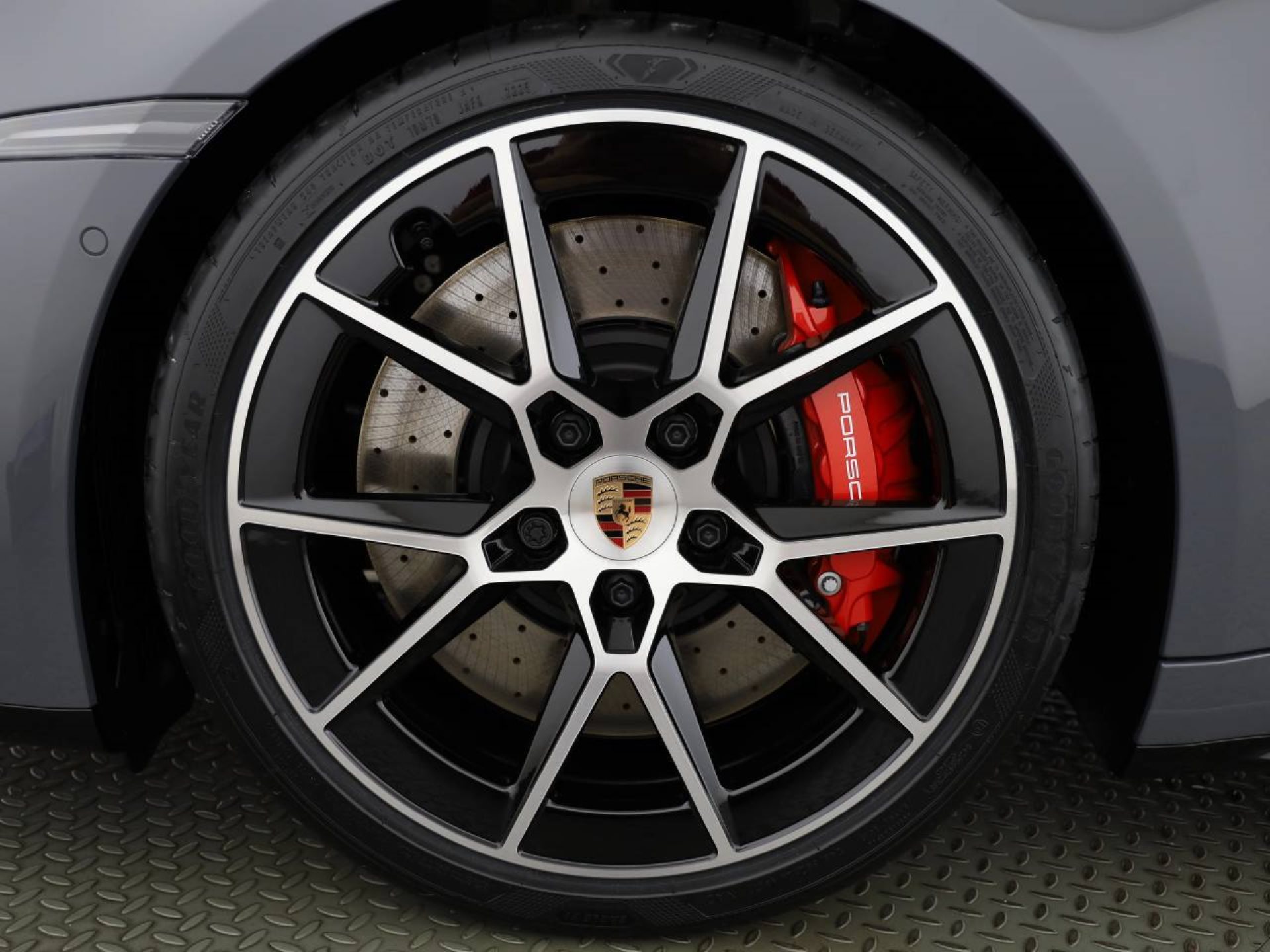 PORSCHE 911 Carrera 4 GTS Cabriolet-image-6