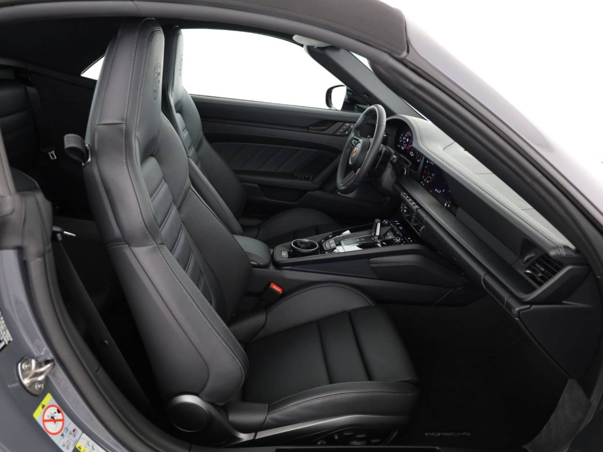 PORSCHE 911 Carrera 4 GTS Cabriolet-image-16