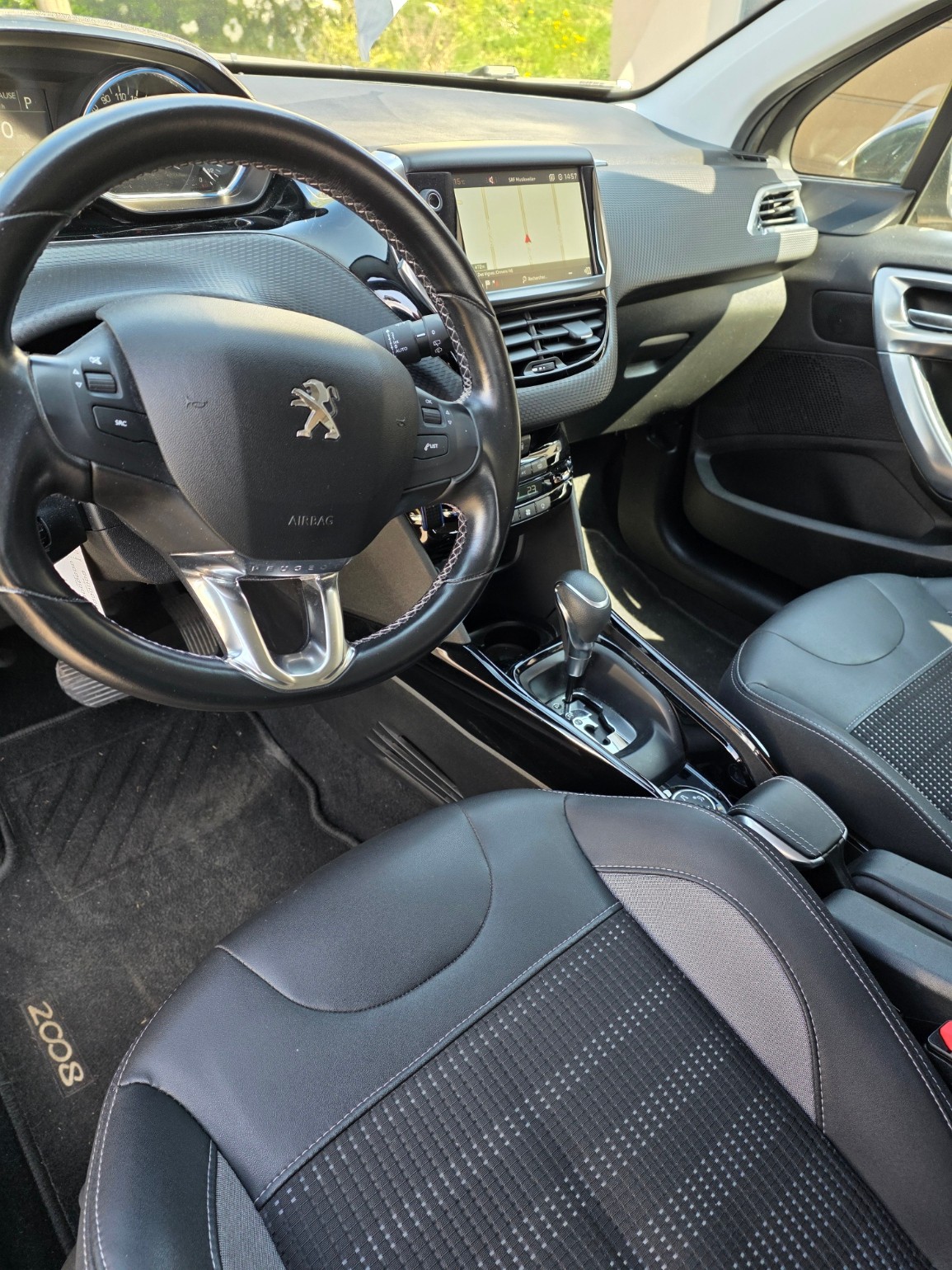 PEUGEOT 2008 1.2 PureTech Allure EAT6-image-5