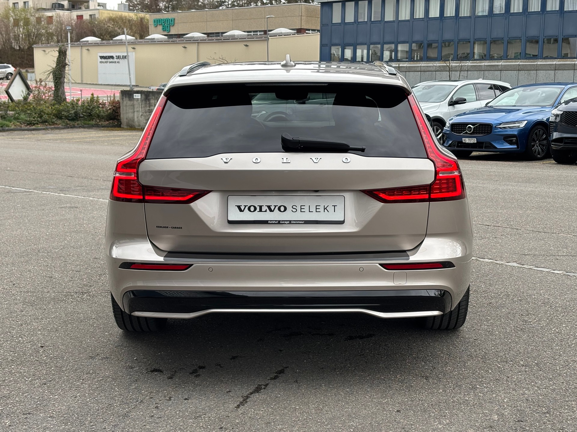 VOLVO V60 2.0 B5 Ultimate Dark AWD-image-8
