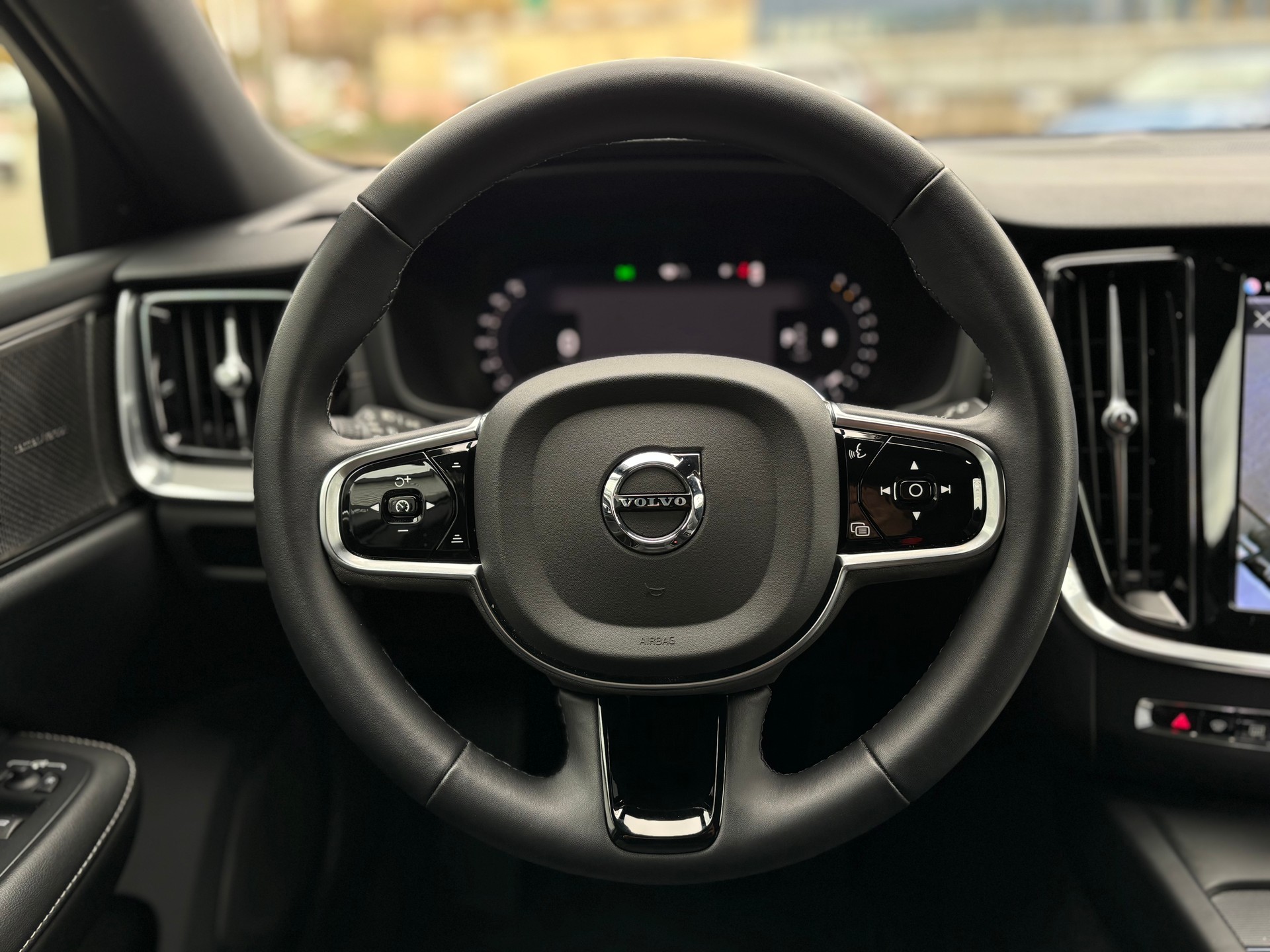 VOLVO V60 2.0 B5 Ultimate Dark AWD-image-16