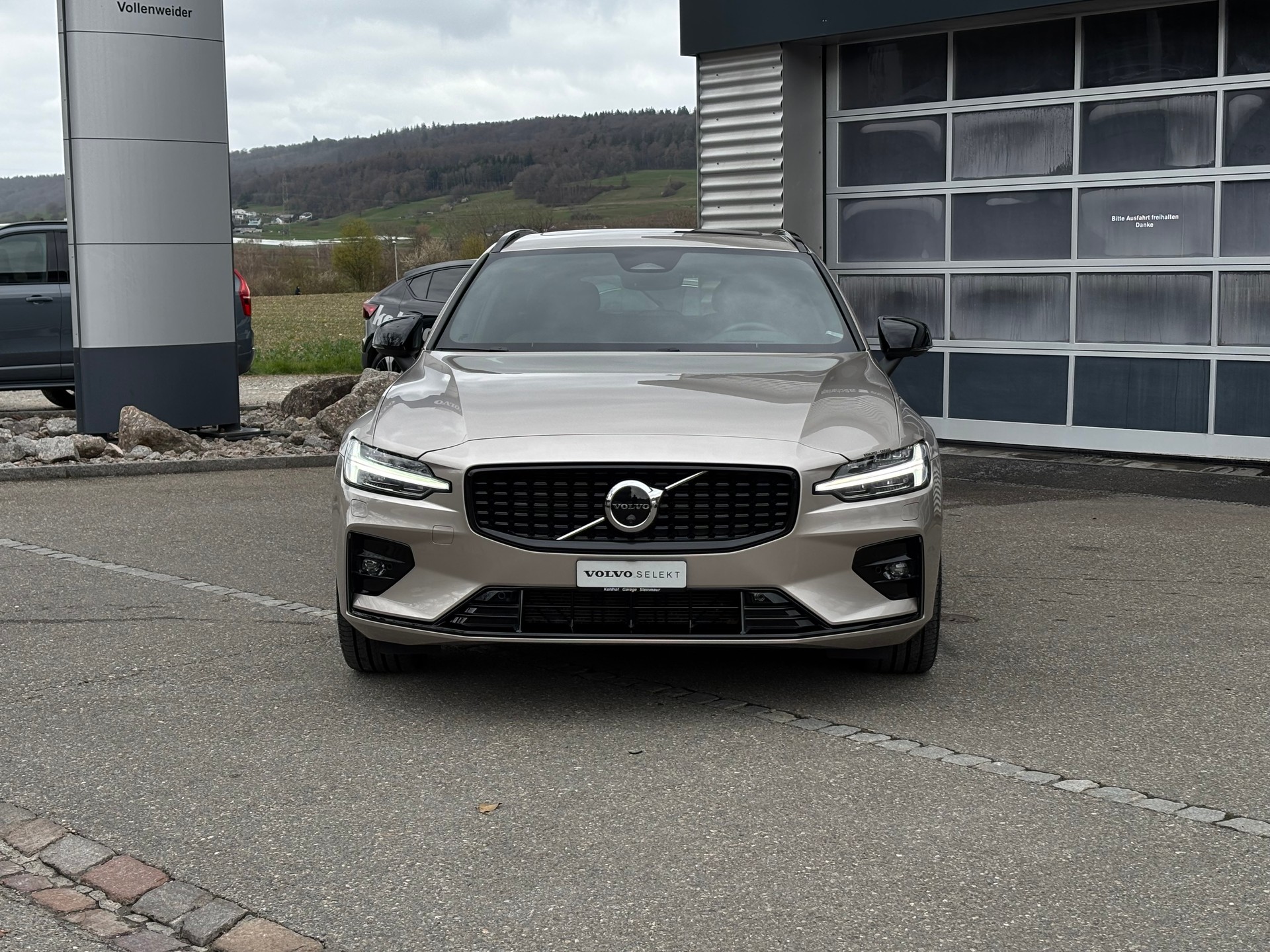 VOLVO V60 2.0 B5 Ultimate Dark AWD-image-7