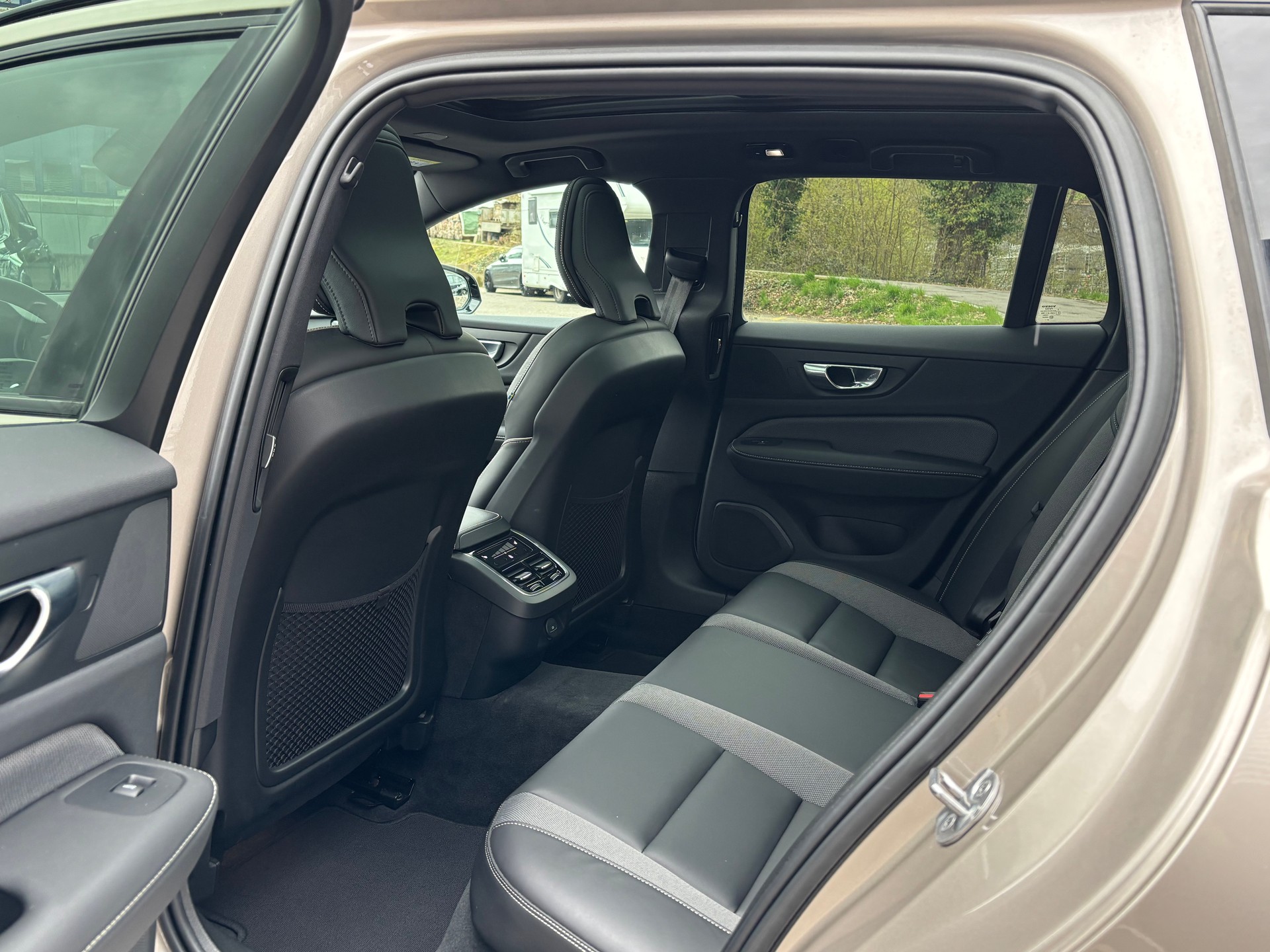 VOLVO V60 2.0 B5 Ultimate Dark AWD-image-15